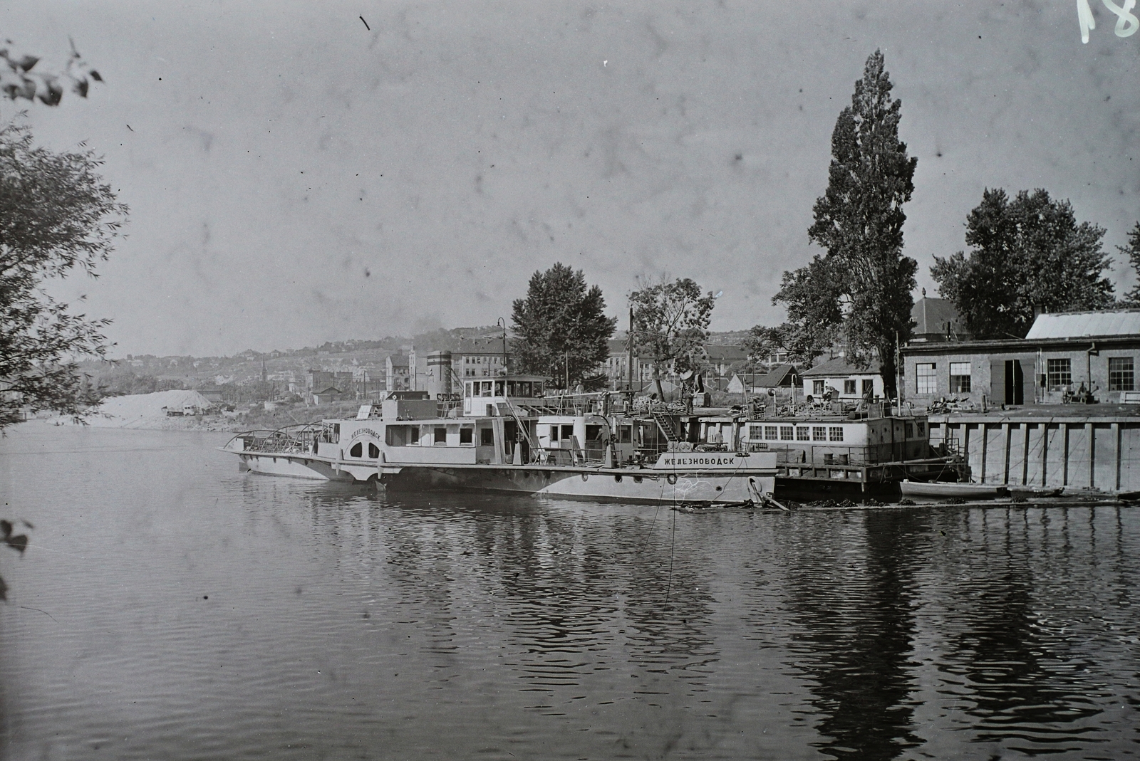 Hungary, Óbuda, Budapest III., Óbudai Hajógyár, szovjet jóvátételre gyártott Zseleznovodszk 400 LE-s vontató gőzhajó. Leltári jelzet: MMKM TFGY 2017.2.706., 1952, Magyar Műszaki és Közlekedési Múzeum / Történeti Fényképek Gyűjteménye / Óbudai Hajógyár gyűjteménye, Budapest, Cyrillic alphabet, Bakony-ship, Fortepan #122351