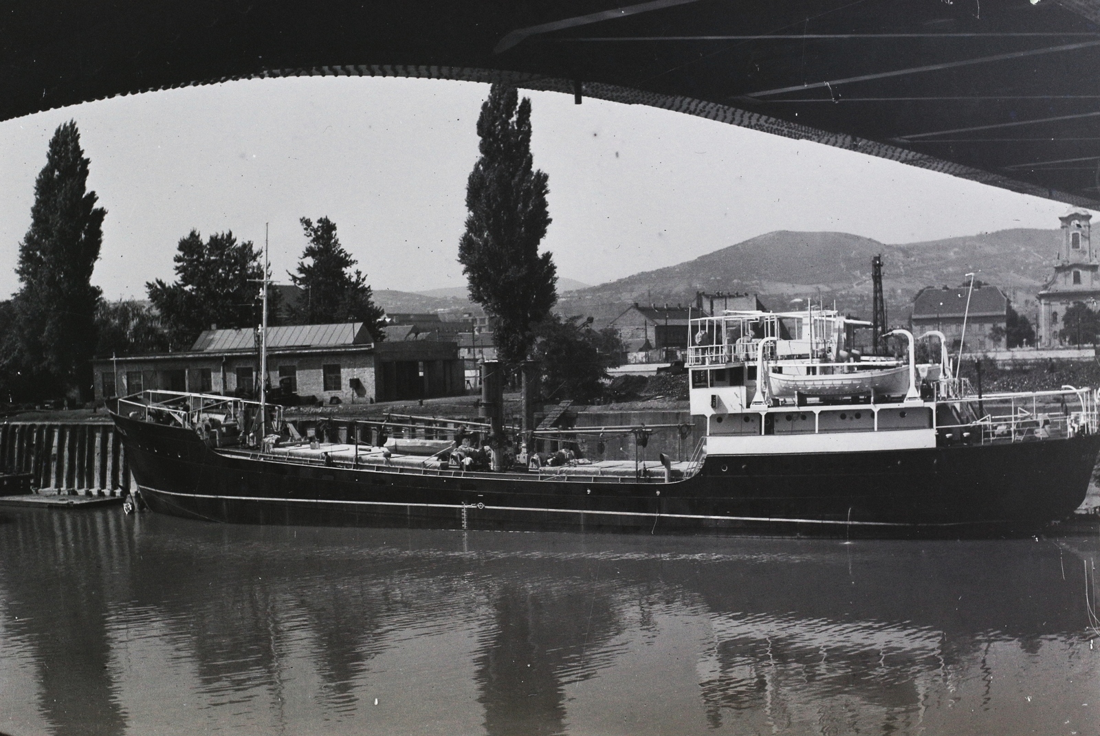 Hungary, Óbuda, Budapest III., Hajógyári-öböl, szemben a jóvátételre gyártott Mangalia Duna-tengerjáró motorhajó az Árpád (Sztálin) híd alól nézve. A kép jobb szélén a Szent Péter és Pál-templom. Leltári jelzet: MMKM TFGY 2017.2.715., 1950, Magyar Műszaki és Közlekedési Múzeum / Történeti Fényképek Gyűjteménye / Óbudai Hajógyár gyűjteménye, Budapest, picture, ship, Fortepan #122358