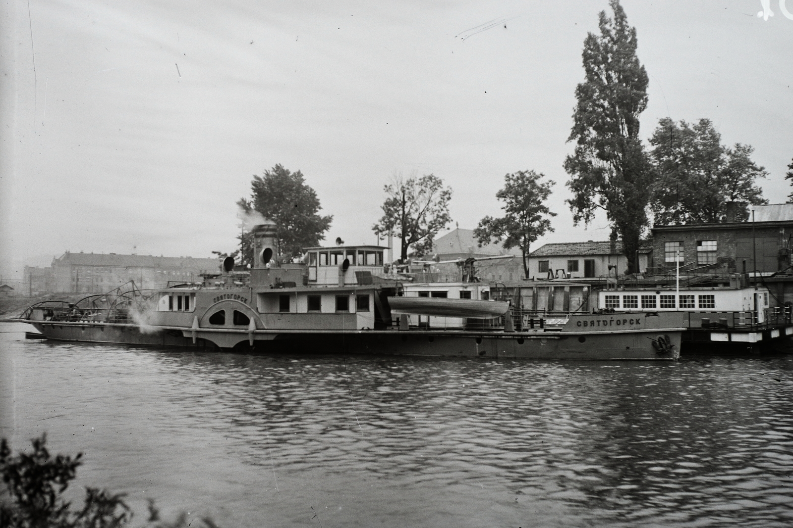 Hungary, Óbuda, Budapest III., Óbudai Hajógyár, Hajógyári-öböl, szovjet jóvátételre gyártott Szvjatogorszk 400 LE-s vontató gőzhajó. Leltári jelzet: MMKM TFGY 2017.2.726., 1951, Magyar Műszaki és Közlekedési Múzeum / Történeti Fényképek Gyűjteménye / Óbudai Hajógyár gyűjteménye, Budapest, Cyrillic alphabet, Bakony-ship, Fortepan #122367