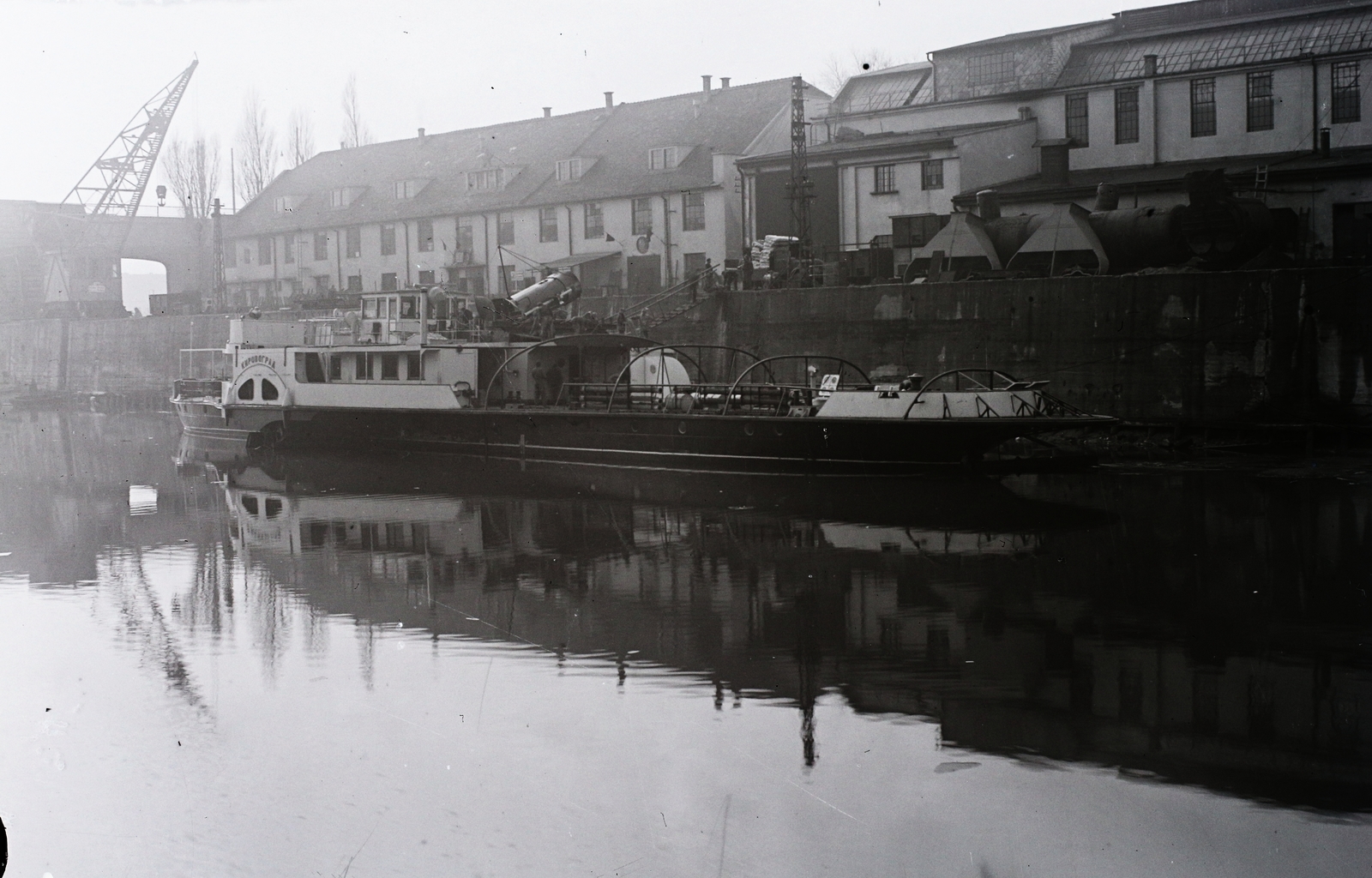 Hungary, Óbuda, Budapest III., Óbudai Hajógyár, Kirovograd szovjet vontató gőzhajó, valószínűleg kéményjavításon. Leltári jelzet: MMKM TFGY 2017.2.733., 1952, Magyar Műszaki és Közlekedési Múzeum / Történeti Fényképek Gyűjteménye / Óbudai Hajógyár gyűjteménye, Budapest, Cyrillic alphabet, Bakony-ship, Fortepan #122373