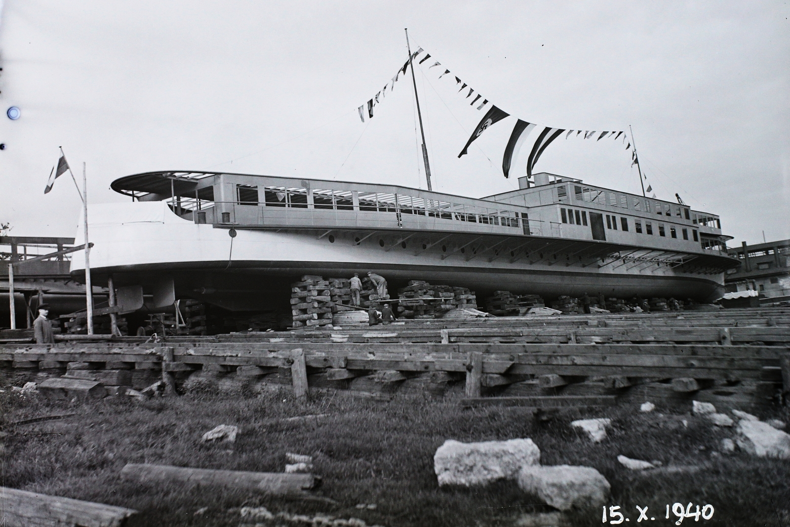 Hungary, »A BRP CARICA JOANA (1941) személyszállító motorhajó építése az Óbudai Hajógyárban, vízrebocsájtás előtt.« Leltári jelzet: MMKM TFGY 2017.2.745., 1940, Magyar Műszaki és Közlekedési Múzeum / Történeti Fényképek Gyűjteménye / Óbudai Hajógyár gyűjteménye, Fortepan #122383