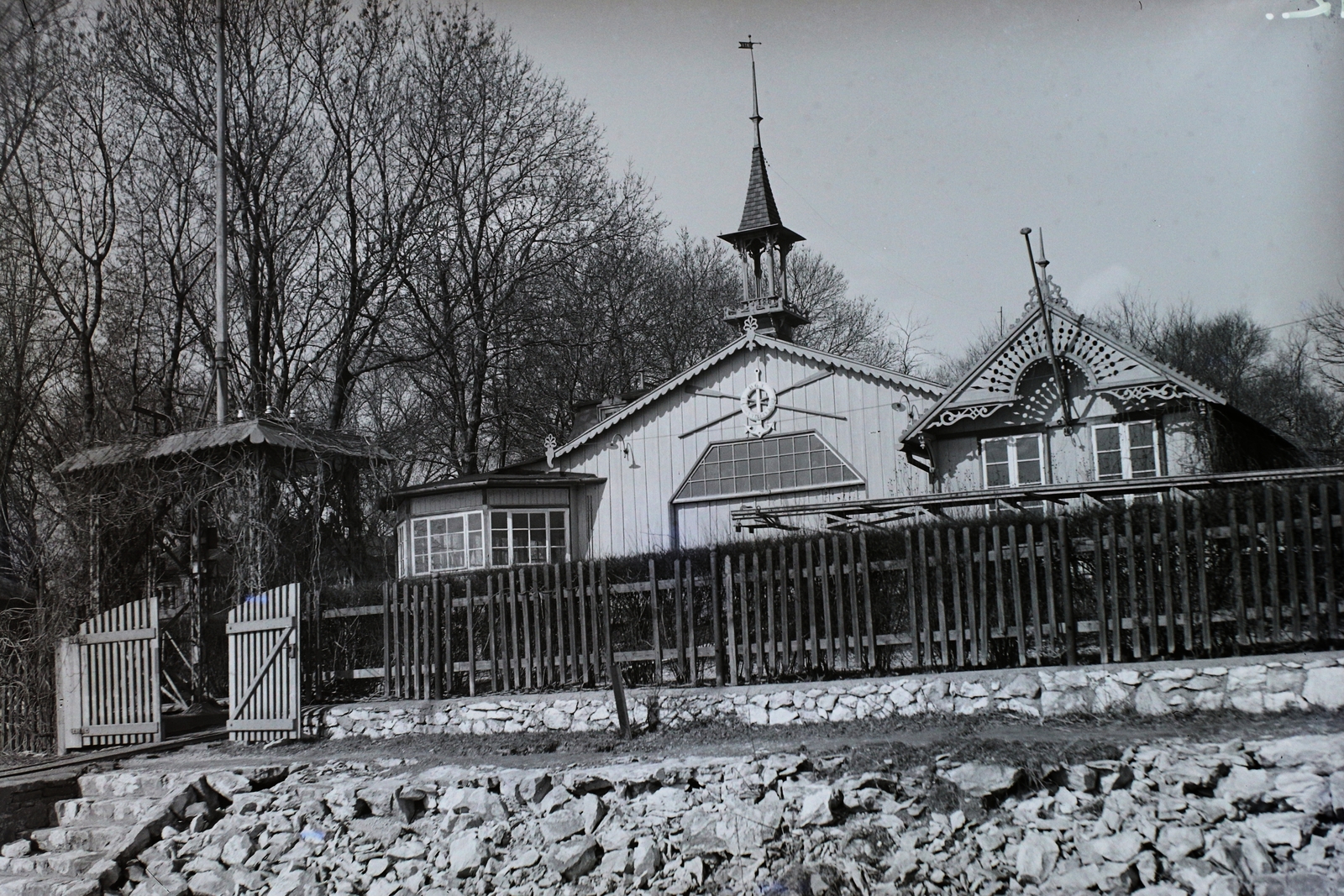 Hungary, »Az Óbudai Hajógyár "Széchenyi" sportegyesületének klub- és csónakháza.« Leltári jelzet: MMKM TFGY 2017.2.767., 1940, Magyar Műszaki és Közlekedési Múzeum / Történeti Fényképek Gyűjteménye / Óbudai Hajógyár gyűjteménye, Fortepan #122390