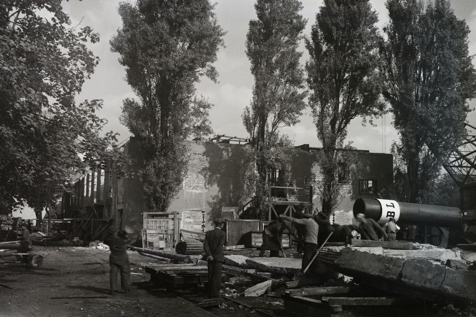 Hungary, Óbuda, Budapest III., Óbudai Hajógyár, épület bontása. Leltári jelzet: MMKM TFGY 2017.2.769., 1936, Magyar Műszaki és Közlekedési Múzeum / Történeti Fényképek Gyűjteménye / Óbudai Hajógyár gyűjteménye, Budapest, Fortepan #122391