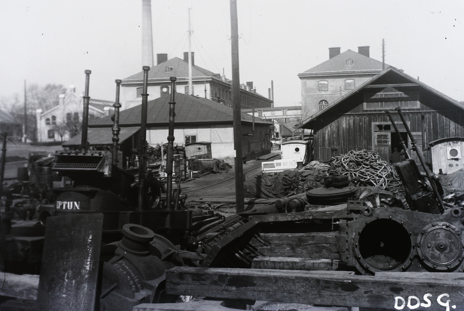 Hungary, Óbuda, Budapest III., Óbudai Hajógyár, a műhelyépületek mögött balra a villamossági központ (korábban kazánház), középen a központi irodaépület, jobbra a központi raktár épülete. Leltári jelzet: MMKM TFGY 2017.2.778., 1932, Magyar Műszaki és Közlekedési Múzeum / Történeti Fényképek Gyűjteménye / Óbudai Hajógyár gyűjteménye, Budapest, Fortepan #122398