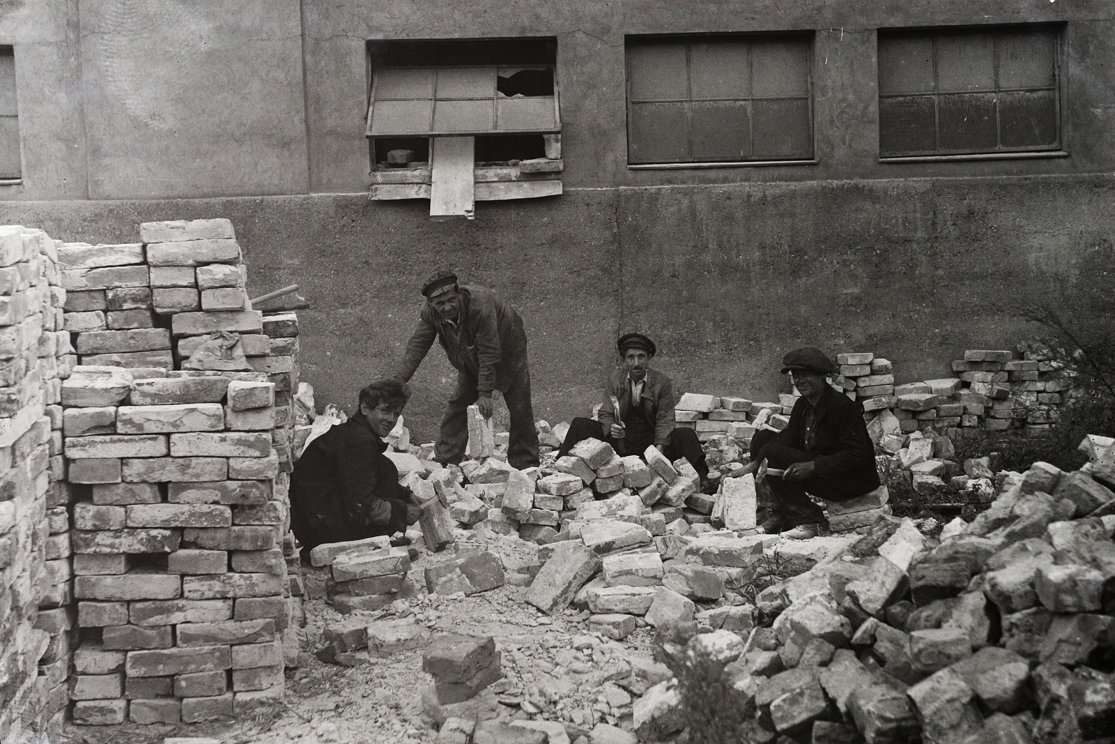 Hungary, »Az Óbudai Hajógyár bontott épületének bontott téglaanyagát tisztítják gyári munkások.« Leltári jelzet: MMKM TFGY 2017.2.779., 1938, Magyar Műszaki és Közlekedési Múzeum / Történeti Fényképek Gyűjteménye / Óbudai Hajógyár gyűjteménye, brick, Fortepan #122399
