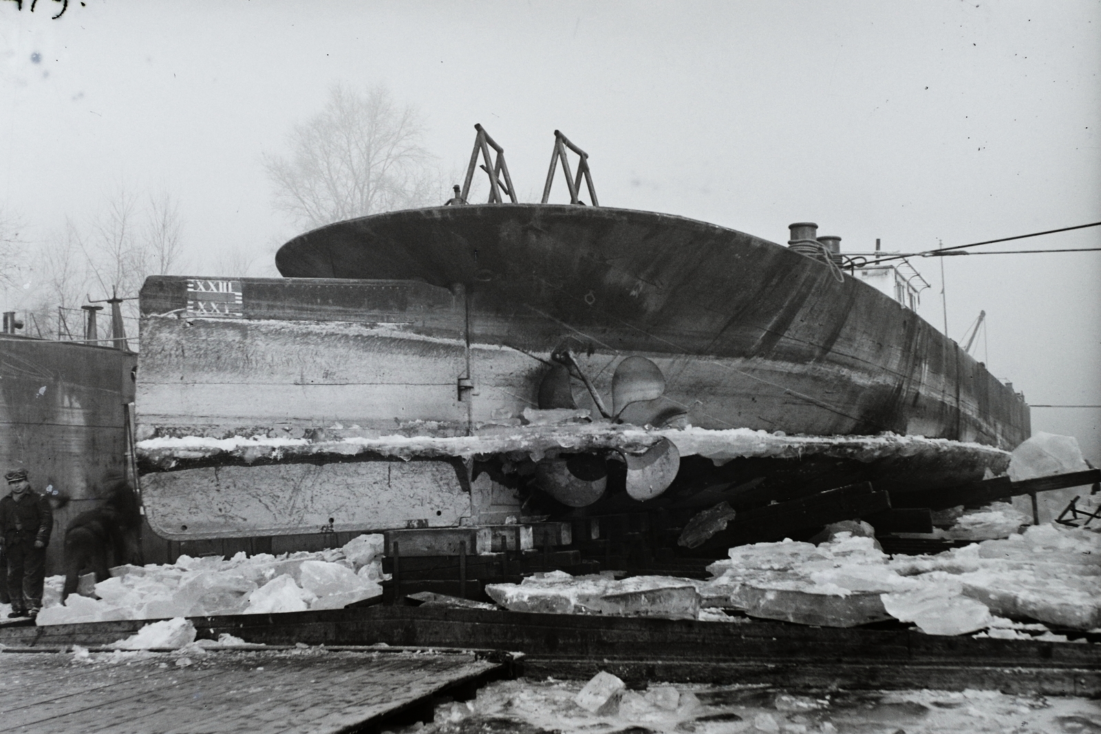 Hungary, »Fagykárt szenvedett uszály az Óbudai Hajógyár úszódokkjában.« Leltári jelzet: MMKM TFGY 2017.2.815., 1940, Magyar Műszaki és Közlekedési Múzeum / Történeti Fényképek Gyűjteménye / Óbudai Hajógyár gyűjteménye, barge, floating dock, Fortepan #122411