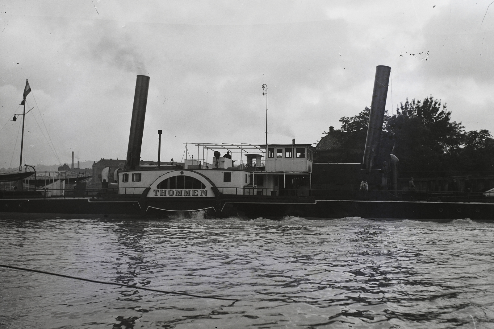 Hungary, »DDSG THOMMEN (1894) vontató gőzhajó az Óbudai Hajógyár bejáratánál..« Leltári jelzet: MMKM TFGY 2017.2.850., 1937, Magyar Műszaki és Közlekedési Múzeum / Történeti Fényképek Gyűjteménye / Óbudai Hajógyár gyűjteménye, Fortepan #122429