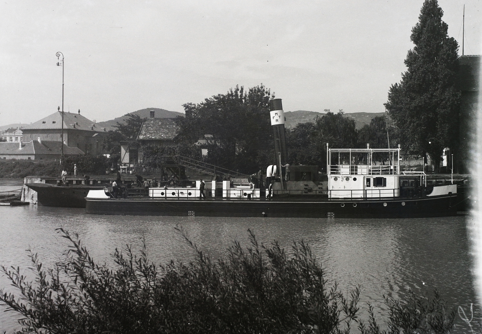 Hungary, Óbuda, Budapest III., Óbudai Hajógyár, az MFTR Vásárhelyi Pál csavargőzös a Hajógyári-öbölben. A háttérben balra az Óbudai zsinagóga látható. Leltári jelzet: MMKM TFGY 2017.2.870., 1937, Magyar Műszaki és Közlekedési Múzeum / Történeti Fényképek Gyűjteménye / Óbudai Hajógyár gyűjteménye, Budapest, Fortepan #122439