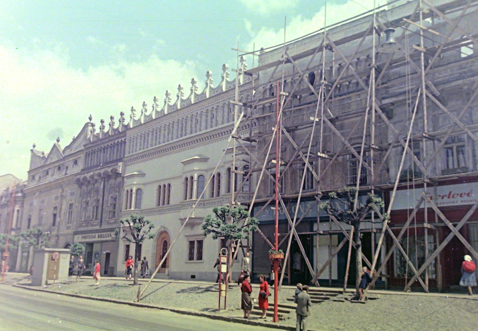 Slovakia, Prešov, Rákóczi-ház., 1958, G K, Czechoslovakia, colorful, street view, bus stop, newsstand, scaffolding, Fortepan #12245