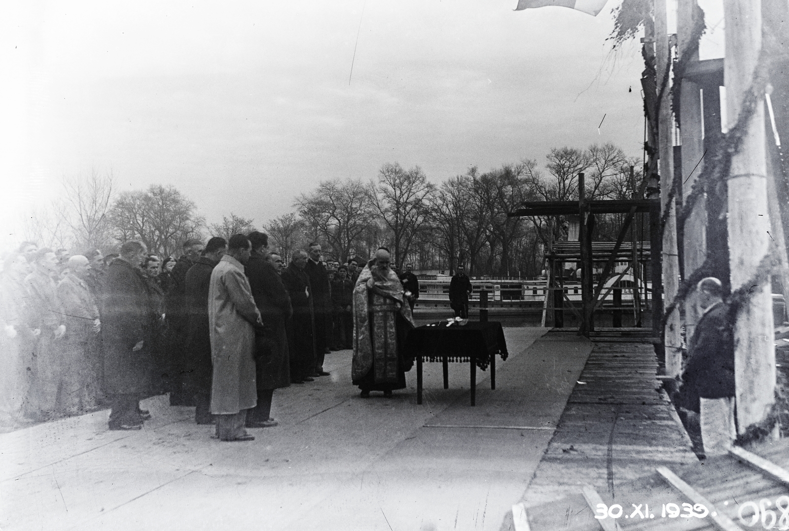 Magyarország, »A BRP CAR BORISZ III. (1941) személyszállító motorhajó építésének megkezdése, ortodox pap megáldja a hajót az Óbudai Hajógyárban .« Leltári jelzet: MMKM TFGY 2017.2.908., 1939, Magyar Műszaki és Közlekedési Múzeum / Történeti Fényképek Gyűjteménye / Óbudai Hajógyár gyűjteménye, Fortepan #122461