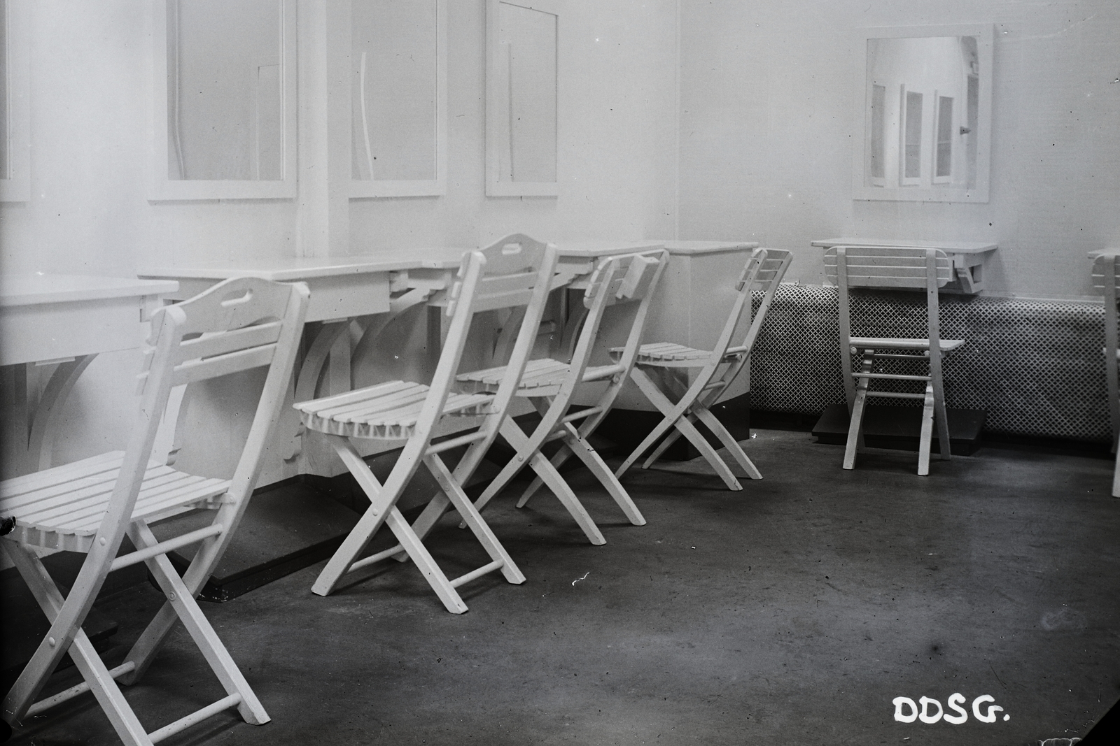 Magyarország, Óbuda, Budapest III., Óbudai Hajógyár, a K. und k. Bade- und Desinfektionsschiff "E" borbély helyisége (állatszállító DDSG uszály kórházhajóvá alakítva). Leltári jelzet: MMKM TFGY 2017.2.924., 1917, Magyar Műszaki és Közlekedési Múzeum / Történeti Fényképek Gyűjteménye / Óbudai Hajógyár gyűjteménye, hajó, uszály, tükör, Budapest, összecsukható szék, Fortepan #122465