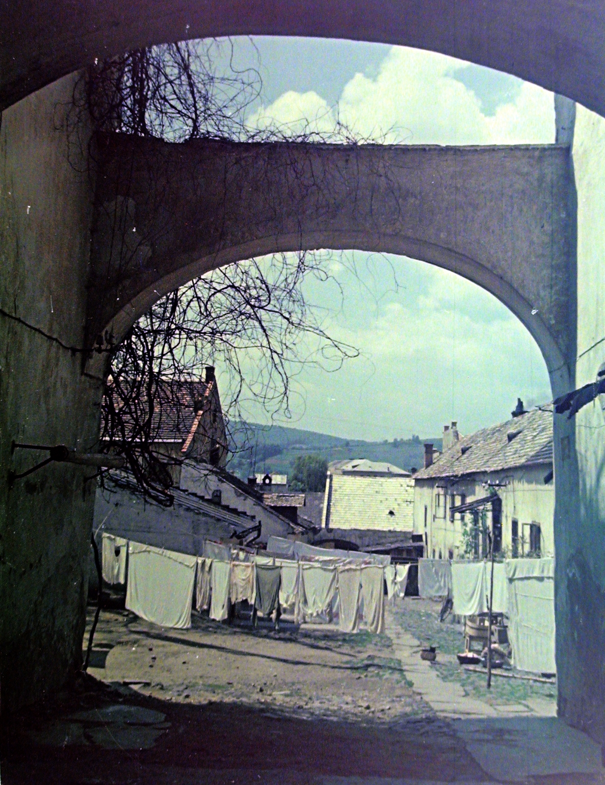 Slovakia, Prešov, 1958, G K, Czechoslovakia, colorful, yard, arch, hanging clothes, Fortepan #12247