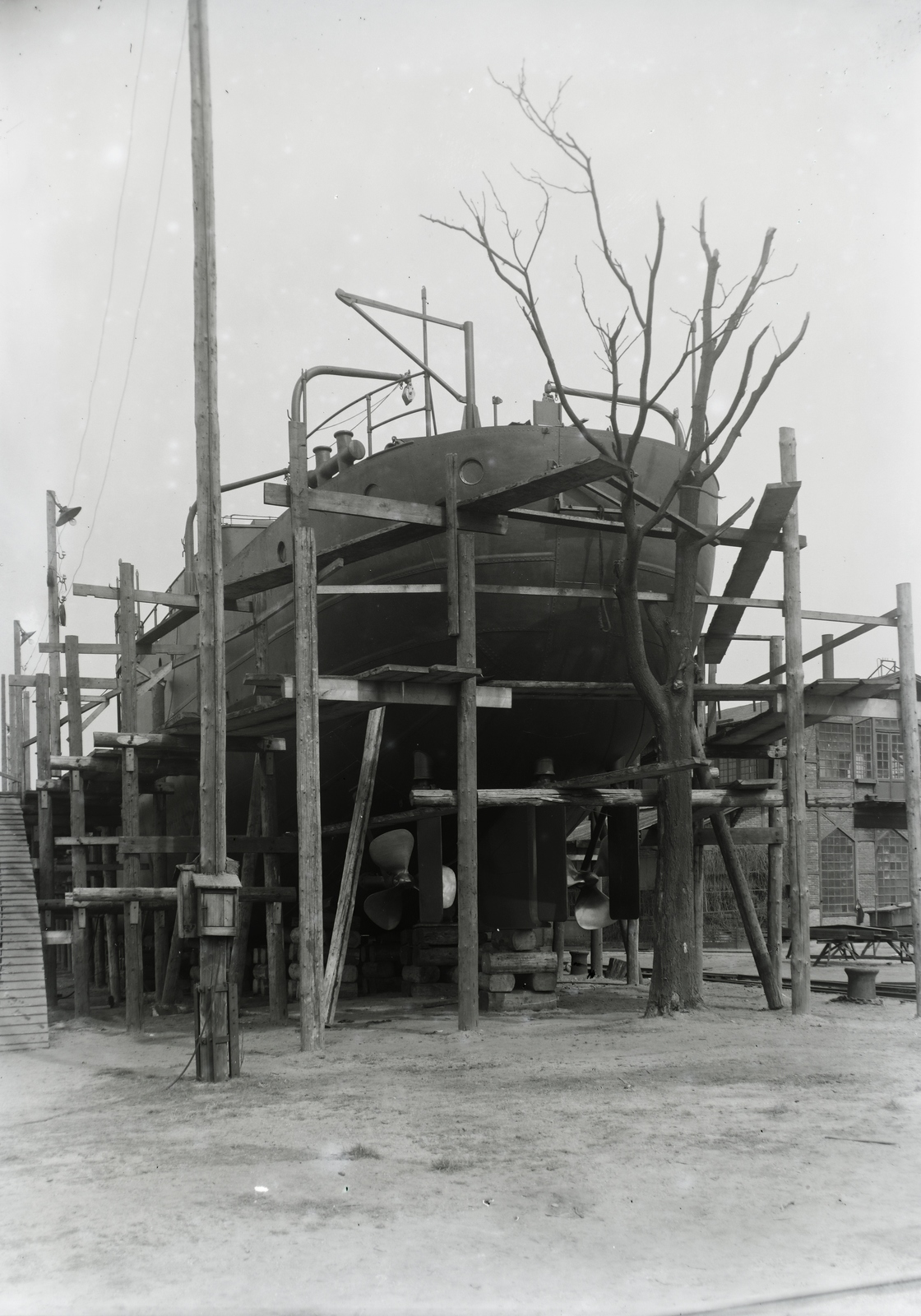 Magyarország, Budapest XIII., Váci út, Ganz és Tsa. Villamossági-, Gép-, Waggon- és Hajógyár Rt., DTRT Szeged (1936) Duna-tengerjáró áruszállító hajó építése (épít.sz. 1435.). Leltári jelzet: MMKM TFGY 2017.1.14., 1936, Magyar Műszaki és Közlekedési Múzeum / Történeti Fényképek Gyűjteménye / Ganz gyűjtemény, Budapest, Fortepan #122506