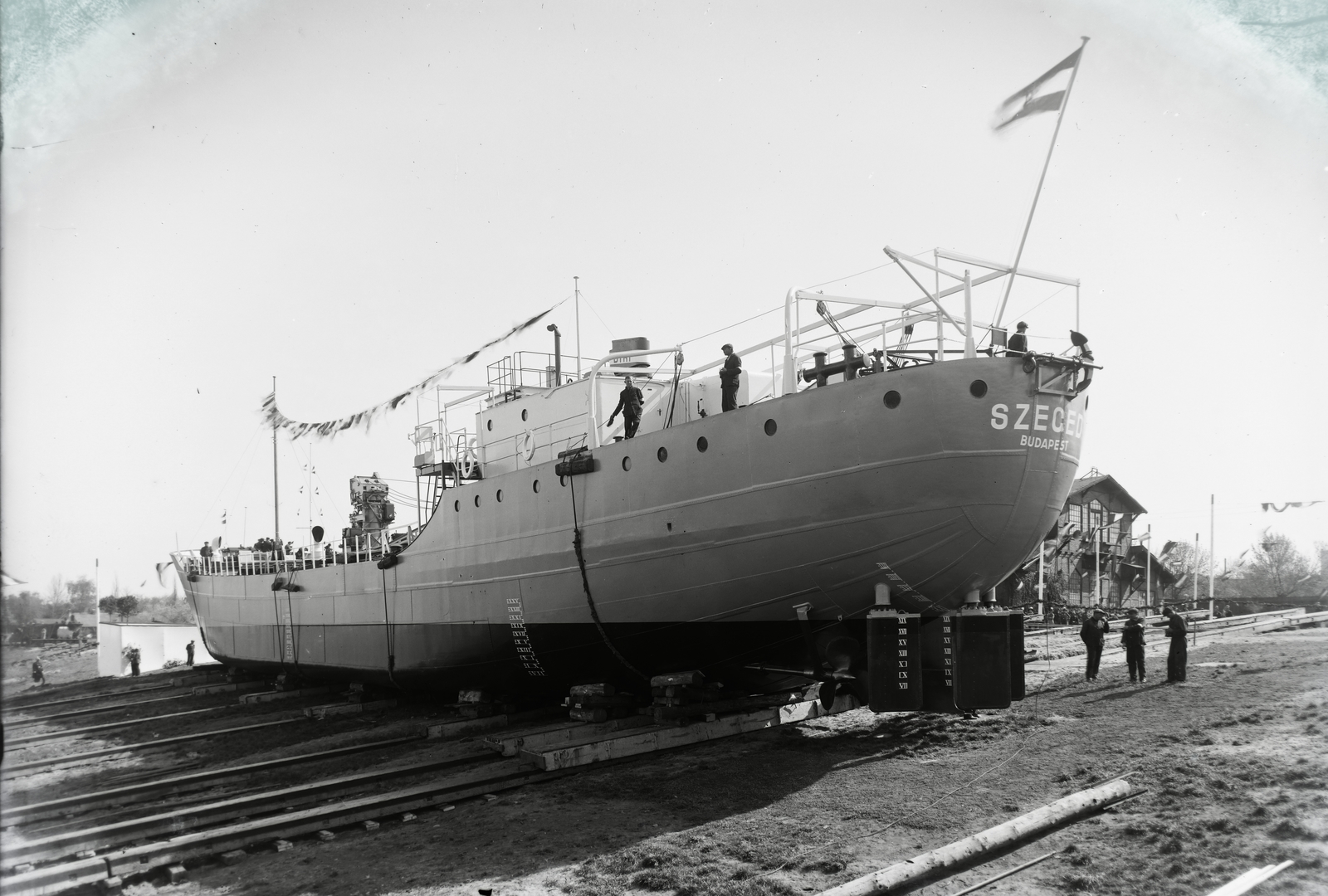Hungary, Budapest XIII., Újpesti-öböl, Ganz és Tsa. Villamossági-, Gép-, Waggon- és Hajógyár Rt., DTRT Szeged (1936) Duna-tengerjáró áruszállító hajó vízrebocsátása. Leltári jelzet: MMKM TFGY 2017.1.25., 1936, Magyar Műszaki és Közlekedési Múzeum / Történeti Fényképek Gyűjteménye / Ganz gyűjtemény, Budapest, Fortepan #122515