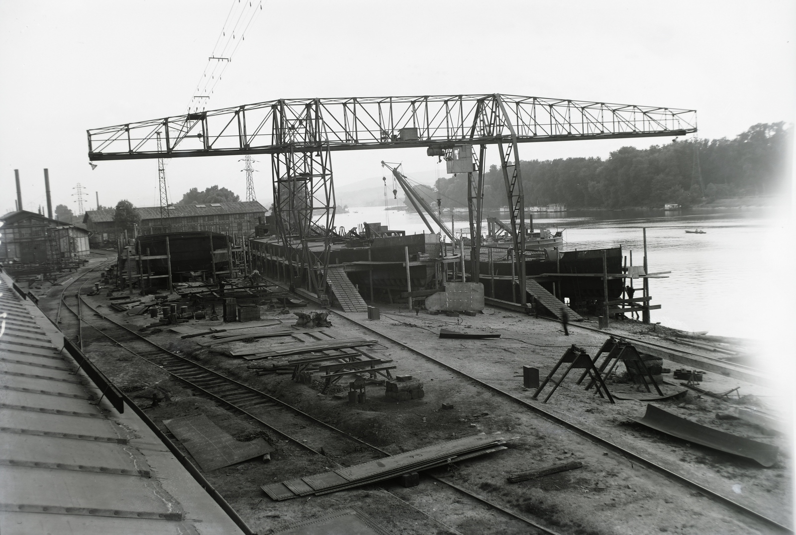 Hungary, Budapest XIII., Újpesti-öböl, Ganz és Tsa. Villamossági-, Gép-, Waggon- és Hajógyár Rt. Shell tankuszály építése, háttérben az Újpest (1906) úszódaru, jobbra a Népsziget. Leltári jelzet: MMKM TFGY 2017.1.86., 1937, Magyar Műszaki és Közlekedési Múzeum / Történeti Fényképek Gyűjteménye / Ganz gyűjtemény, barge, Budapest, gantry crane, Fortepan #122537
