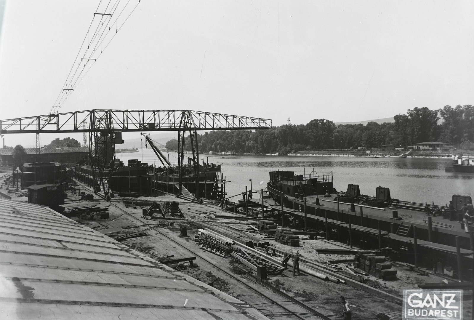 Hungary, »Shell tankuszályok építése és egy épülő uszálybárka, mögöte az ÚJPEST (1906) úszódaru.« Leltári jelzet: MMKM TFGY 2017.1.103., 1937, Magyar Műszaki és Közlekedési Múzeum / Történeti Fényképek Gyűjteménye / Ganz gyűjtemény, barge, gantry crane, Fortepan #122546