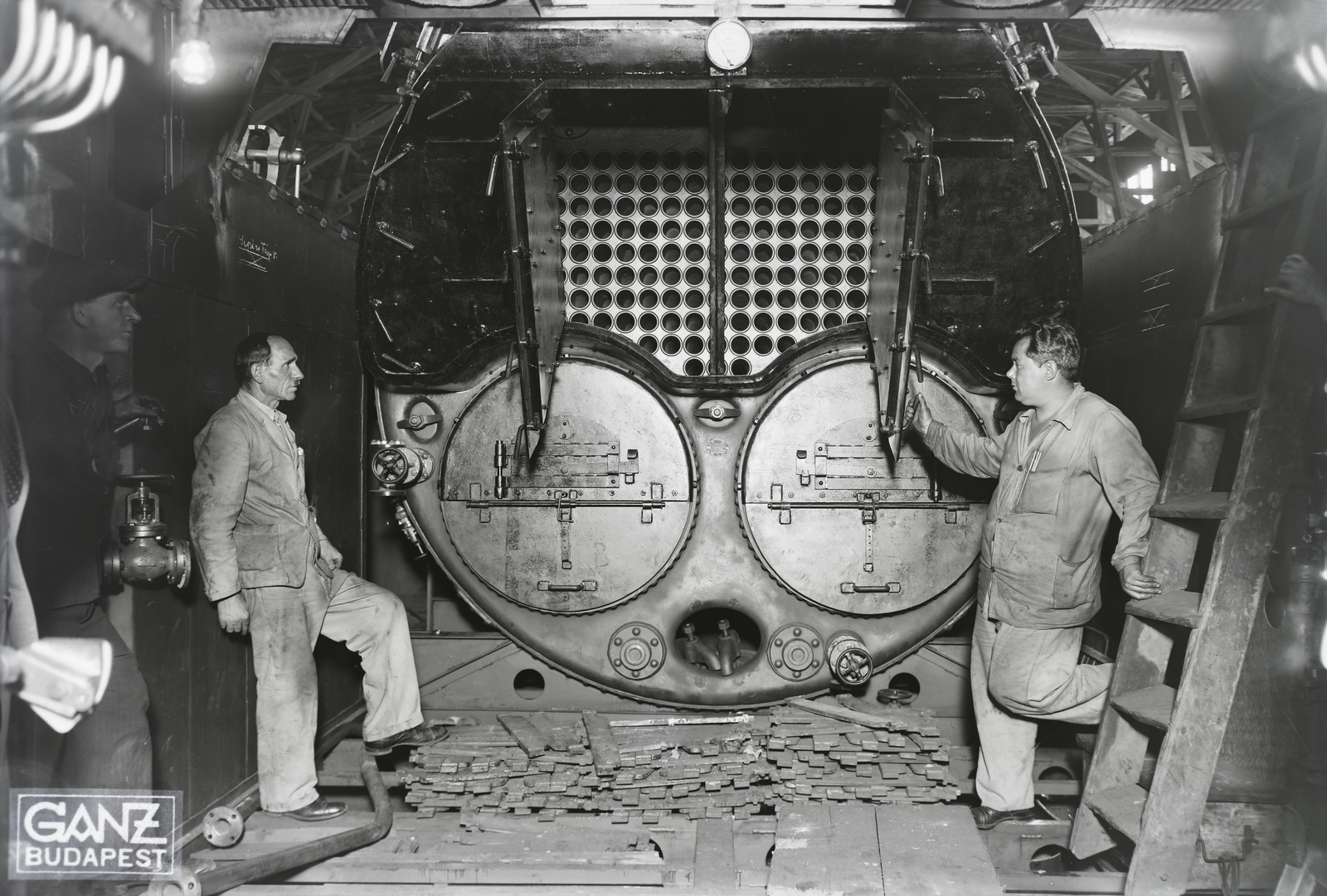 Hungary, »MFTR VÁSÁRHELYI PÁL (1936) tiszai csavaros vontató gőzhajó építése; kazán szerelése az Óbudai Hajógyár hajóvédő csarnokában.« Leltári jelzet: MMKM TFGY 2017.1.116., 1937, Magyar Műszaki és Közlekedési Múzeum / Történeti Fényképek Gyűjteménye / Ganz gyűjtemény, Fortepan #122552