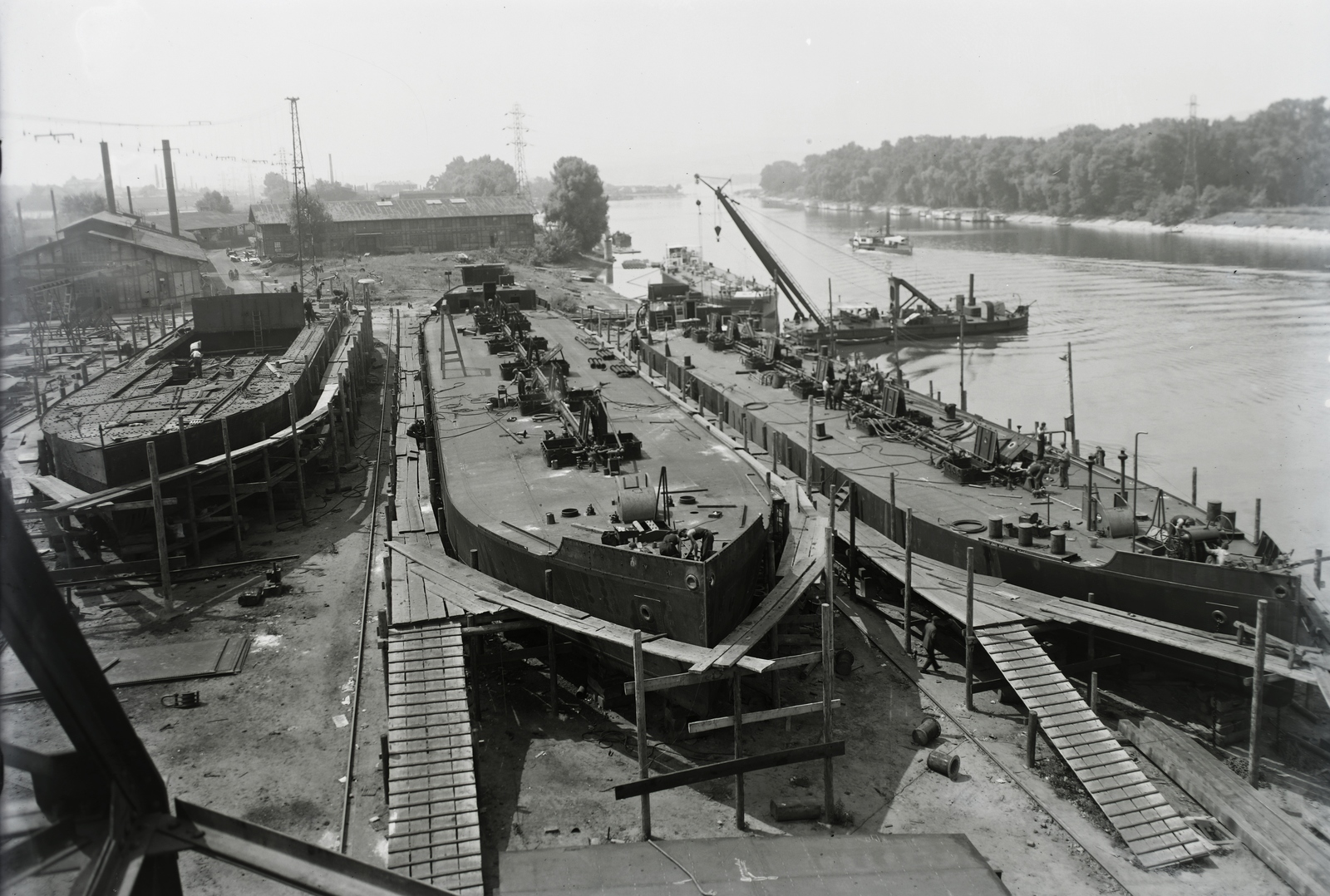 Hungary, »Shell tankuszályok építése és egy épülő uszálybárka, a háttérben az ÚJPEST (1906) úszódaru.« Leltári jelzet: MMKM TFGY 2017.1.138., 1937, Magyar Műszaki és Közlekedési Múzeum / Történeti Fényképek Gyűjteménye / Ganz gyűjtemény, barge, dredge, Fortepan #122562