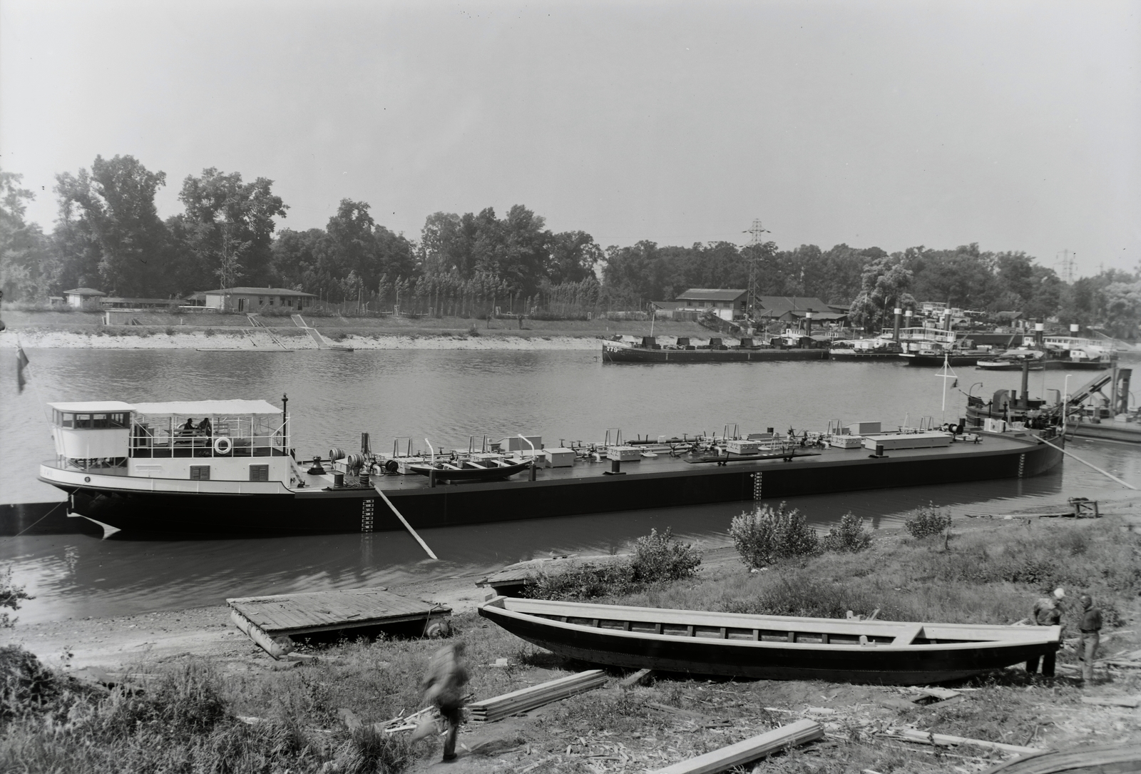 Hungary, Budapest XIII., Újpesti-öböl, Ganz és Tsa. Villamossági-, Gép-, Waggon- és Hajógyár Rt. IIWC SHELL XVII. számú tankuszály vízrebocsátása után /ép.sz. 1438./. Leltári jelzet: MMKM TFGY 2017.1.153., 1937, Magyar Műszaki és Közlekedési Múzeum / Történeti Fényképek Gyűjteménye / Ganz gyűjtemény, barge, Budapest, Fortepan #122571