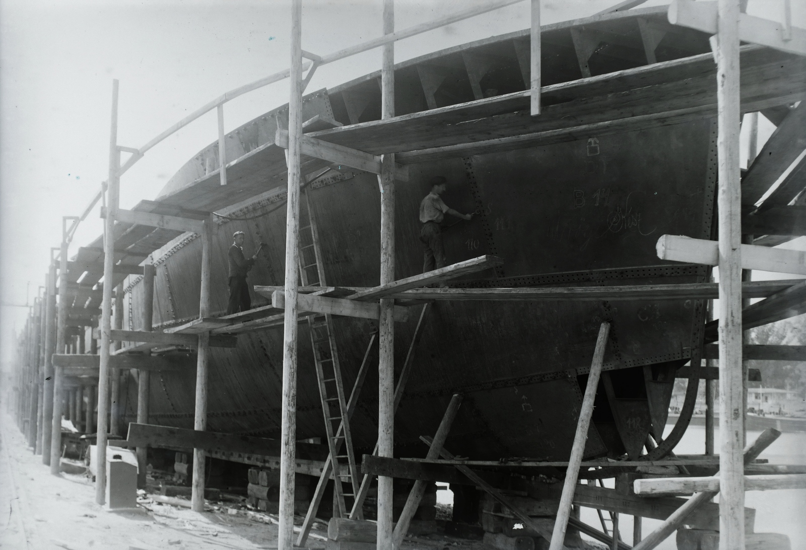 Hungary, Budapest XIII., Újpesti-öböl, Ganz és Tsa. Villamossági-, Gép-, Waggon- és Hajógyár Rt. DTRT Tisza (1937) duna-tengeri áruszállító csavaros motorhajó építése a sólyán. Leltári jelzet: MMKM TFGY 2017.1.157., 1937, Magyar Műszaki és Közlekedési Múzeum / Történeti Fényképek Gyűjteménye / Ganz gyűjtemény, Budapest, Fortepan #122574