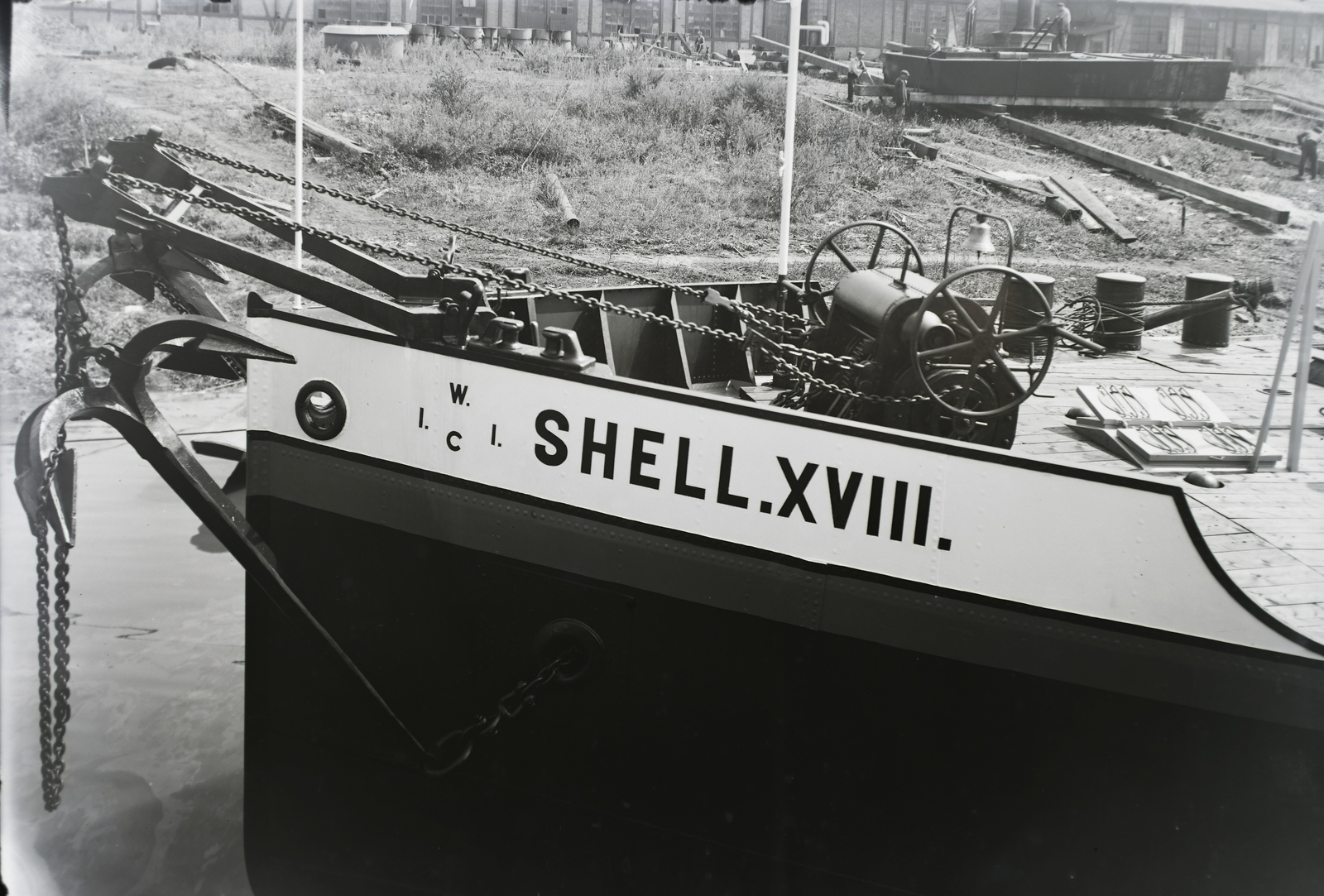 Hungary, Budapest XIII., Újpesti-öböl, Ganz és Tsa. Villamossági-, Gép-, Waggon- és Hajógyár Rt. IIWC SHELL XVII. számú tankuszály vízrebocsátás után, a horgony csörlőrendszere. Leltári jelzet: MMKM TFGY 2017.1.162., 1937, Magyar Műszaki és Közlekedési Múzeum / Történeti Fényképek Gyűjteménye / Ganz gyűjtemény, barge, Budapest, Fortepan #122579