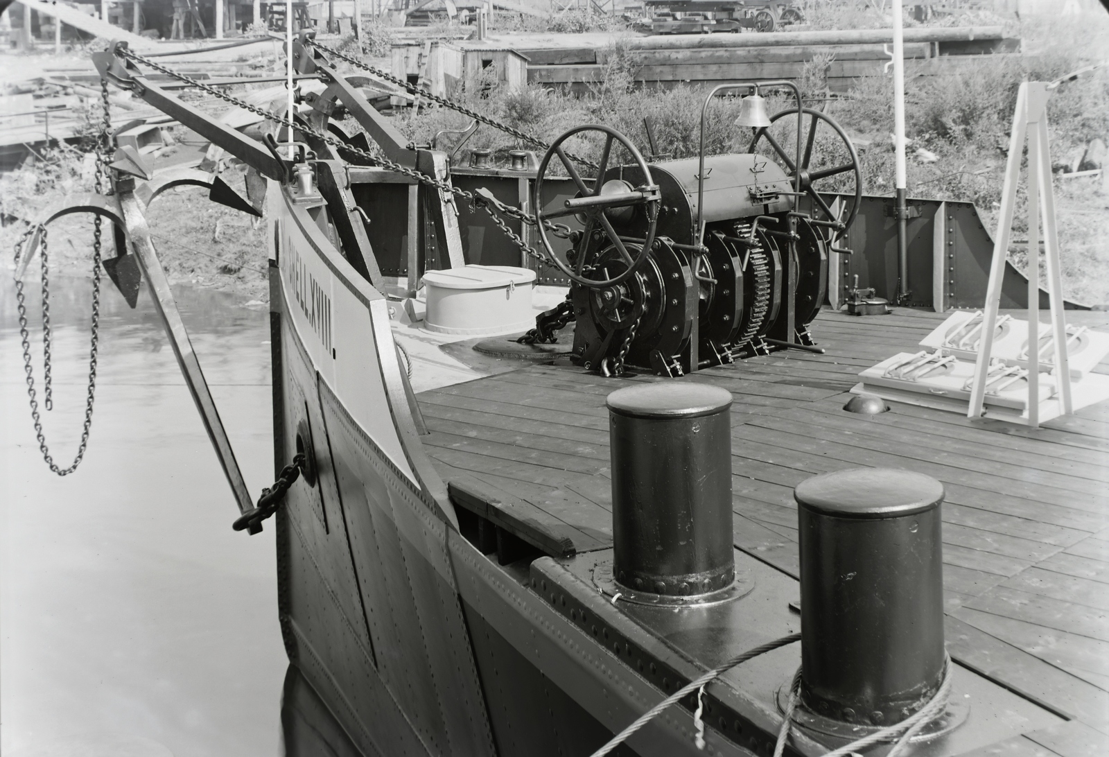 Hungary, Budapest XIII., Újpesti-öböl, Ganz és Tsa. Villamossági-, Gép-, Waggon- és Hajógyár Rt. IIWC SHELL XVII. számú tankuszály vízrebocsátás után, a horgony csörlőrendszere. Leltári jelzet: MMKM TFGY 2017.1.163., 1937, Magyar Műszaki és Közlekedési Múzeum / Történeti Fényképek Gyűjteménye / Ganz gyűjtemény, barge, Budapest, Fortepan #122580