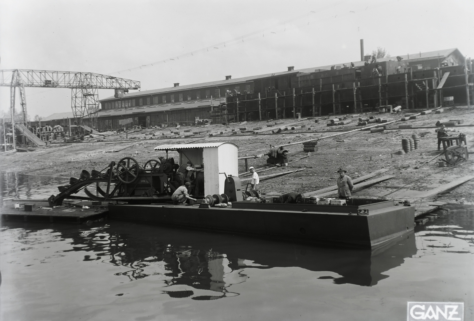 Magyarország, Budapest XIII., Újpesti-öböl, Ganz és Tsa. Villamossági-, Gép-, Waggon- és Hajógyár Rt. Csatorna-kotró /Románia részére/. Leltári jelzet: MMKM TFGY 2017.1.176., 1937, Magyar Műszaki és Közlekedési Múzeum / Történeti Fényképek Gyűjteménye / Ganz gyűjtemény, Budapest, portáldaru, Fortepan #122585