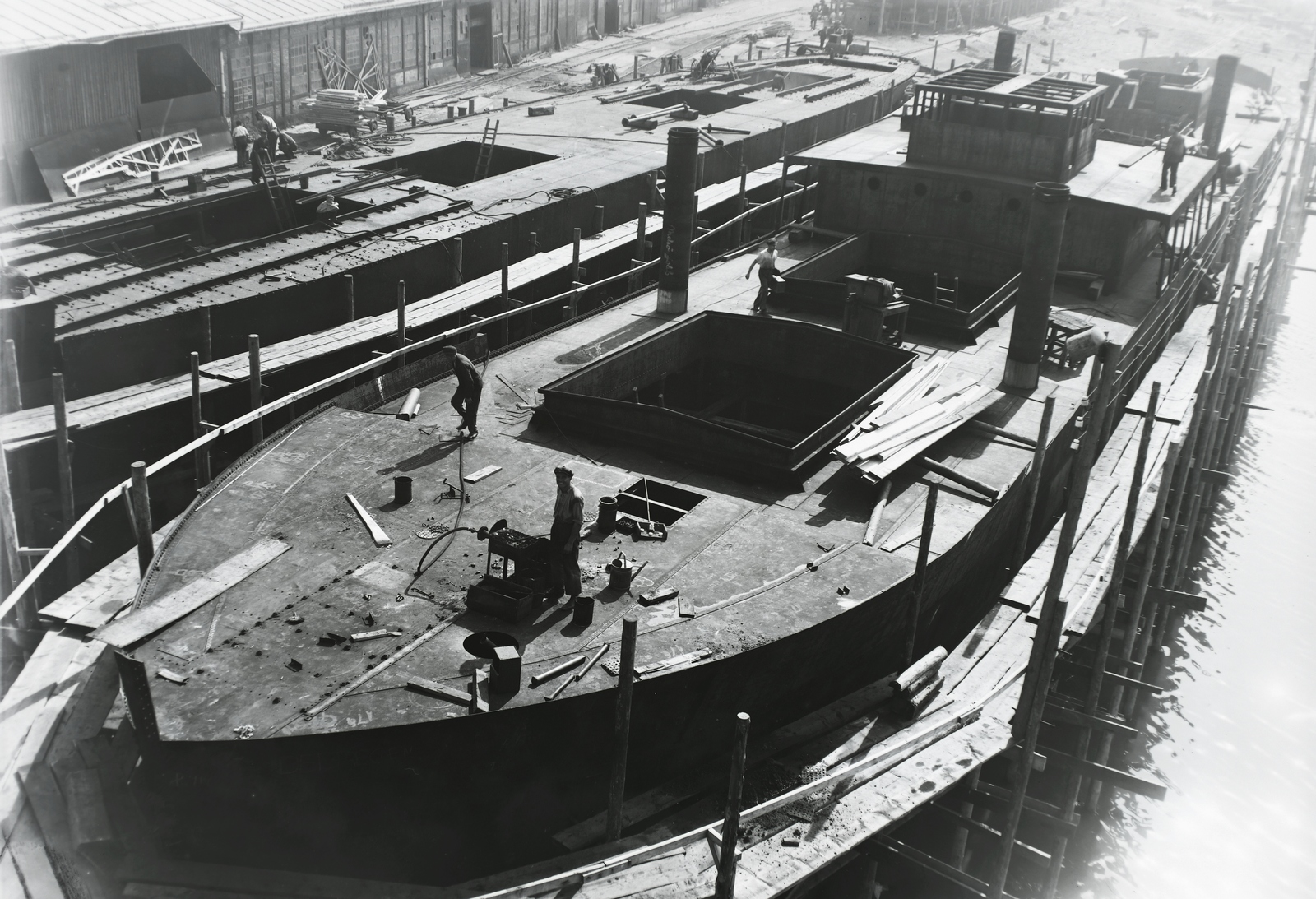 Hungary, Budapest XIII., Újpesti-öböl, Ganz és Tsa. Villamossági-, Gép-, Waggon- és Hajógyár Rt. A DTRT Tisza (1937) Duna-tengerjáró áruszállító hajó építése. Leltári jelzet: MMKM TFGY 2017.1.187., 1937, Magyar Műszaki és Közlekedési Múzeum / Történeti Fényképek Gyűjteménye / Ganz gyűjtemény, Budapest, Fortepan #122590