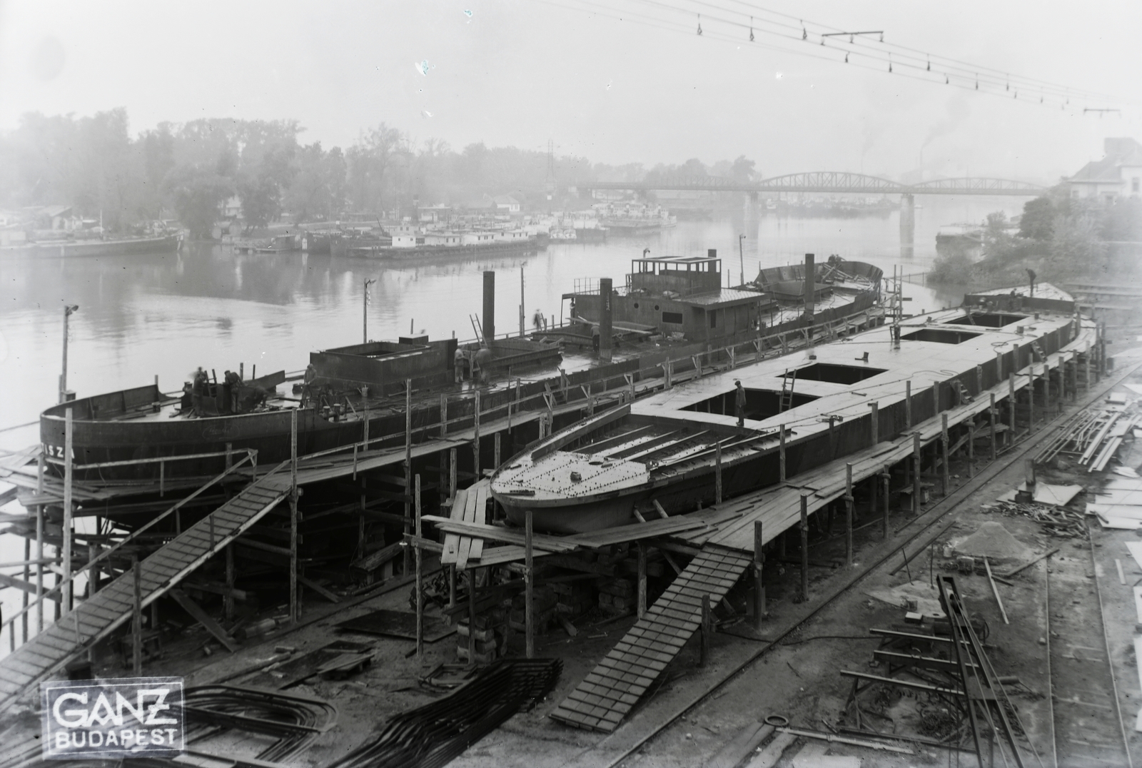 Hungary, Budapest XIII., Újpesti-öböl, Ganz és Tsa. Villamossági-, Gép-, Waggon- és Hajógyár Rt. A DTRT Tisza (1937) Duna-tengerjáró áruszállító hajó és az MFTR Vásárhelyi Pál (1936) csavaros vontató gőzhajó építése. Leltári jelzet: MMKM TFGY 2017.1.190., 1937, Magyar Műszaki és Közlekedési Múzeum / Történeti Fényképek Gyűjteménye / Ganz gyűjtemény, Budapest, Fortepan #122592