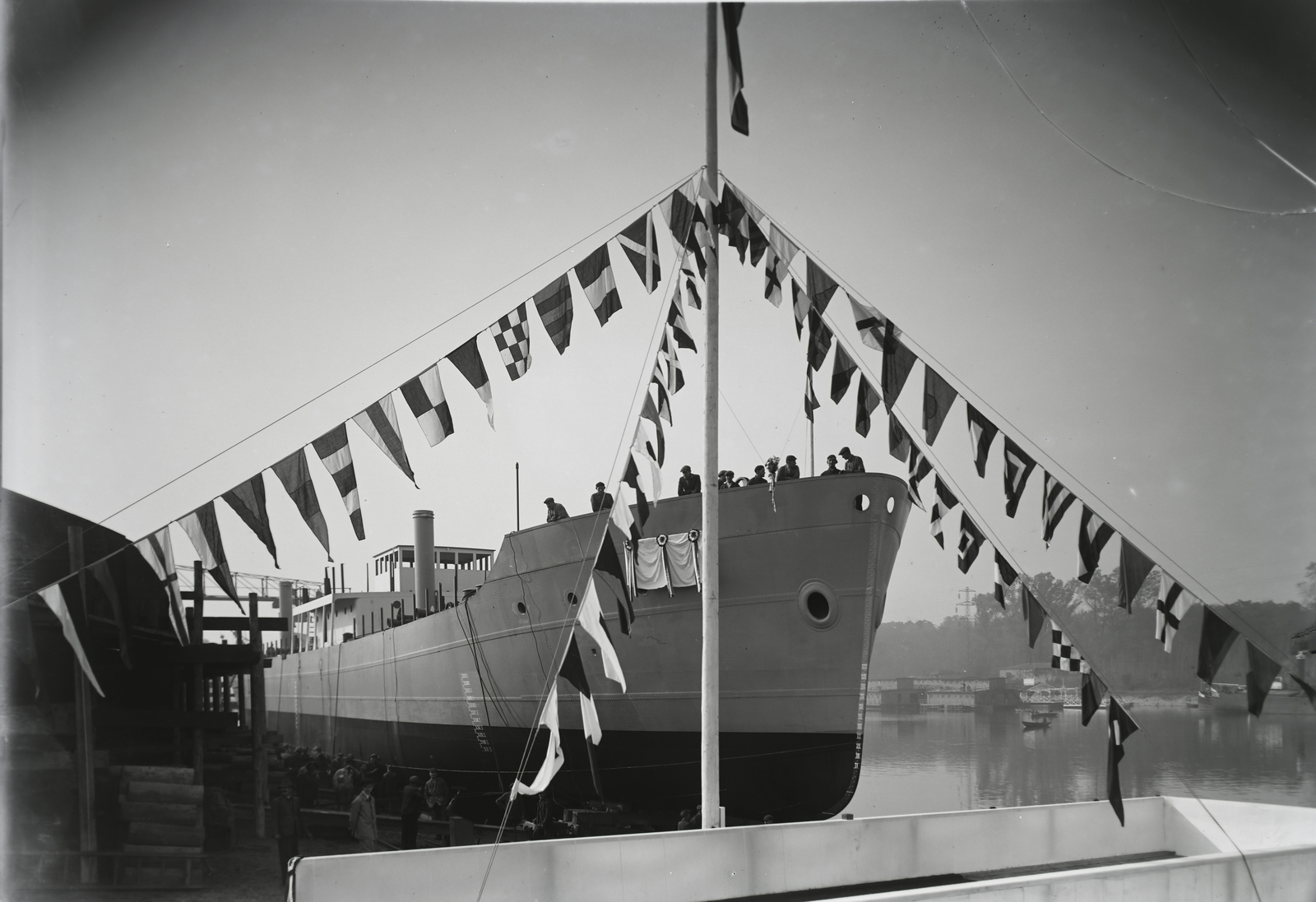 Hungary, Budapest XIII., Újpesti-öböl, Ganz és Tsa. Villamossági-, Gép-, Waggon- és Hajógyár Rt. A DTRT Tisza (1937) Duna-tengerjáró áruszállító hajó vízre bocsátás előtt. Leltári jelzet: MMKM TFGY 2017.1.200., 1937, Magyar Műszaki és Közlekedési Múzeum / Történeti Fényképek Gyűjteménye / Ganz gyűjtemény, Budapest, Fortepan #122599