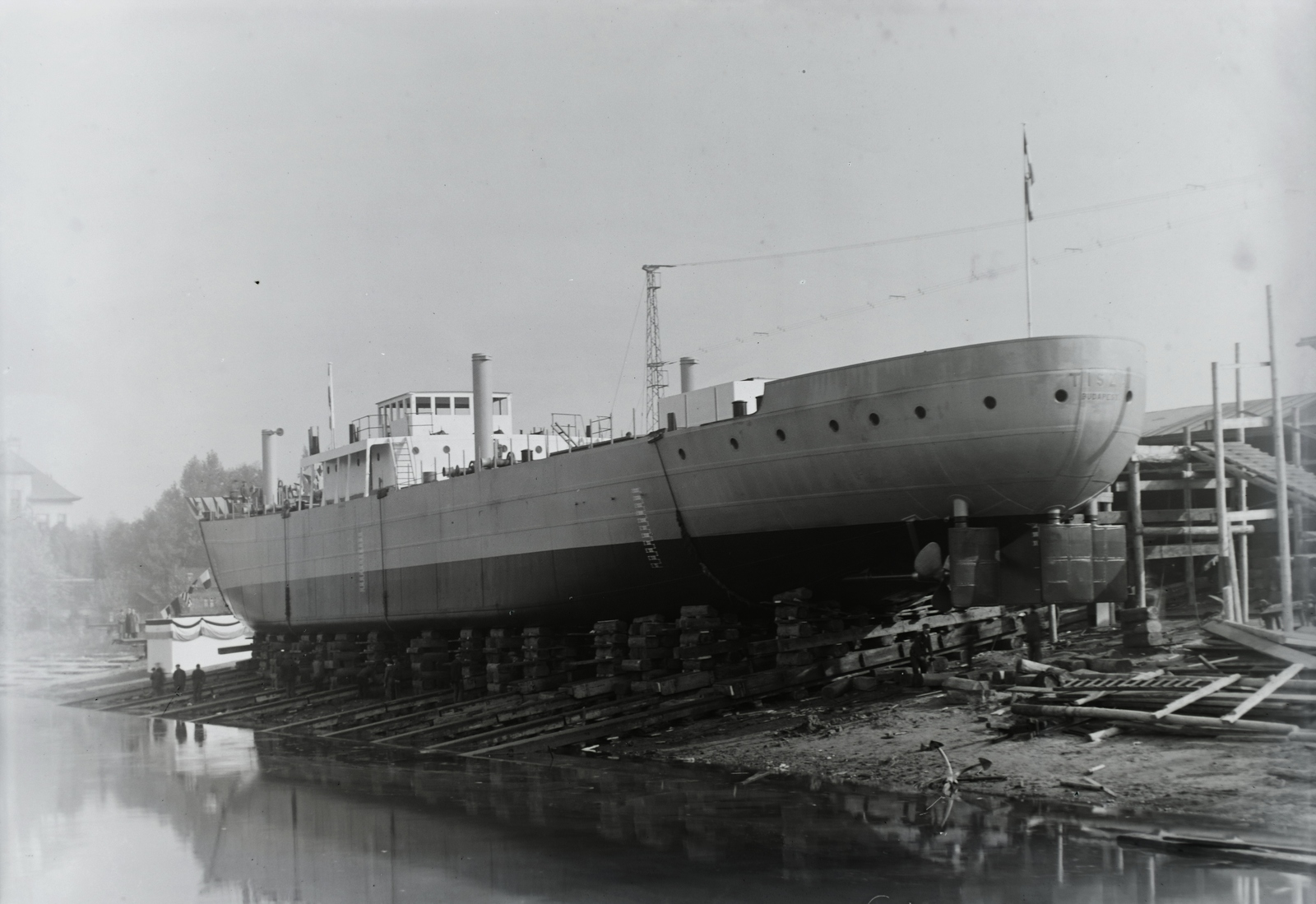 Magyarország, Budapest XIII., Újpesti-öböl, Ganz és Tsa. Villamossági-, Gép-, Waggon- és Hajógyár Rt. A DTRT Tisza (1937) Duna-tengerjáró áruszállító hajó vízre bocsátás előtt. Leltári jelzet: MMKM TFGY 2017.1.203., 1937, Magyar Műszaki és Közlekedési Múzeum / Történeti Fényképek Gyűjteménye / Ganz gyűjtemény, Budapest, Fortepan #122601