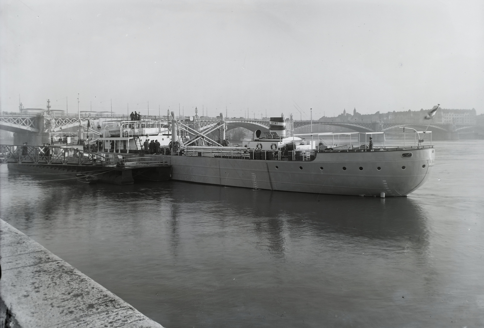 Hungary, Budapest II., Bem József (Pálffy) téri hajóállomás, DTRT Tisza (1937) Duna-tengerjáró áruszállító hajó. Háttérben a Margit híd. Leltári jelzet: MMKM TFGY 2017.1.213., 1937, Magyar Műszaki és Közlekedési Múzeum / Történeti Fényképek Gyűjteménye / Ganz gyűjtemény, Budapest, Fortepan #122606