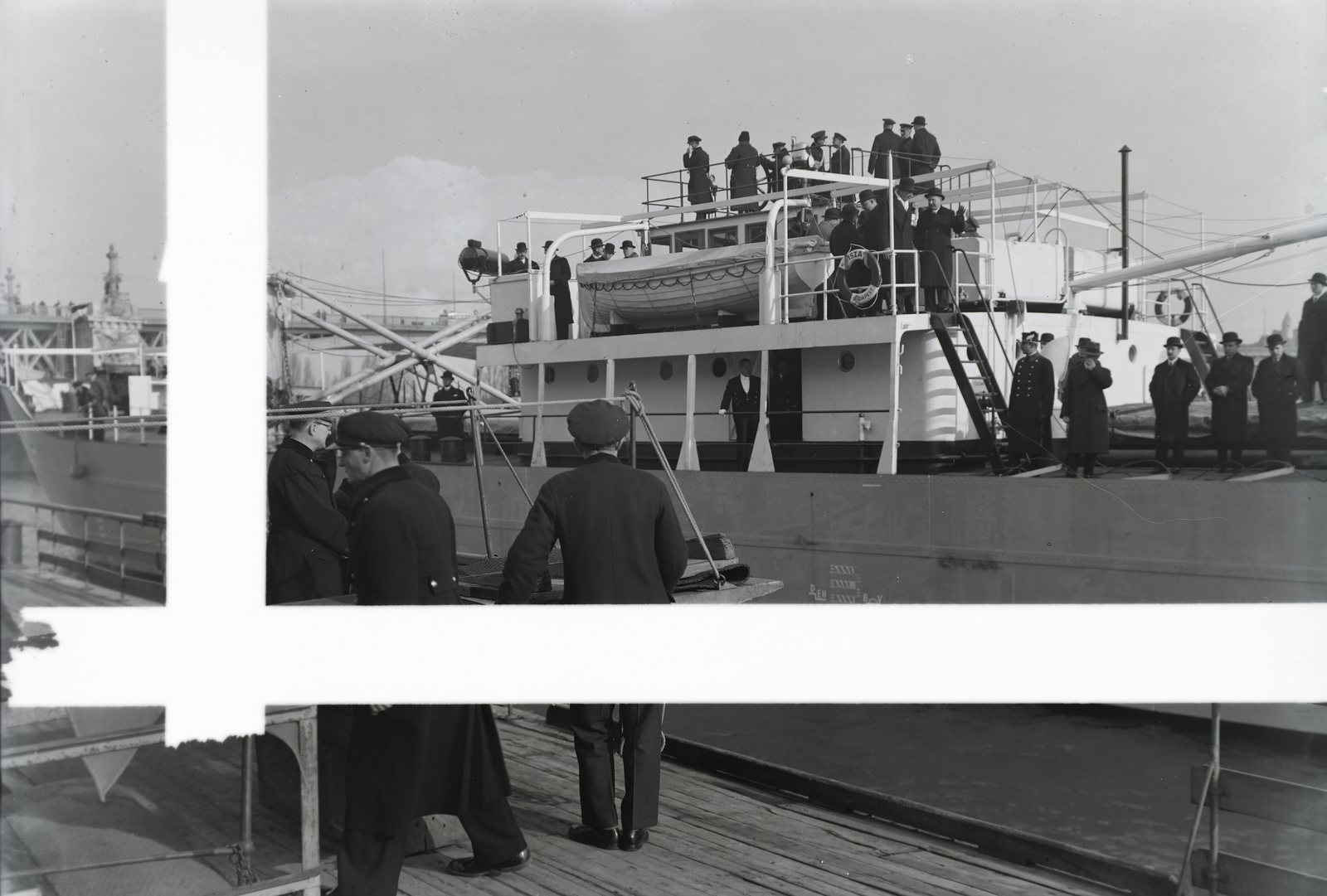 Hungary, Budapest II., Bem József (Pálffy) téri hajóállomás, DTRT Tisza (1937) Duna-tengerjáró áruszállító hajó. A parancsnoki hídon fent jobbról a második Horthy Miklós kormányzó. Leltári jelzet: MMKM TFGY 2017.1.217., 1937, Magyar Műszaki és Közlekedési Múzeum / Történeti Fényképek Gyűjteménye / Ganz gyűjtemény, Budapest, Fortepan #122609