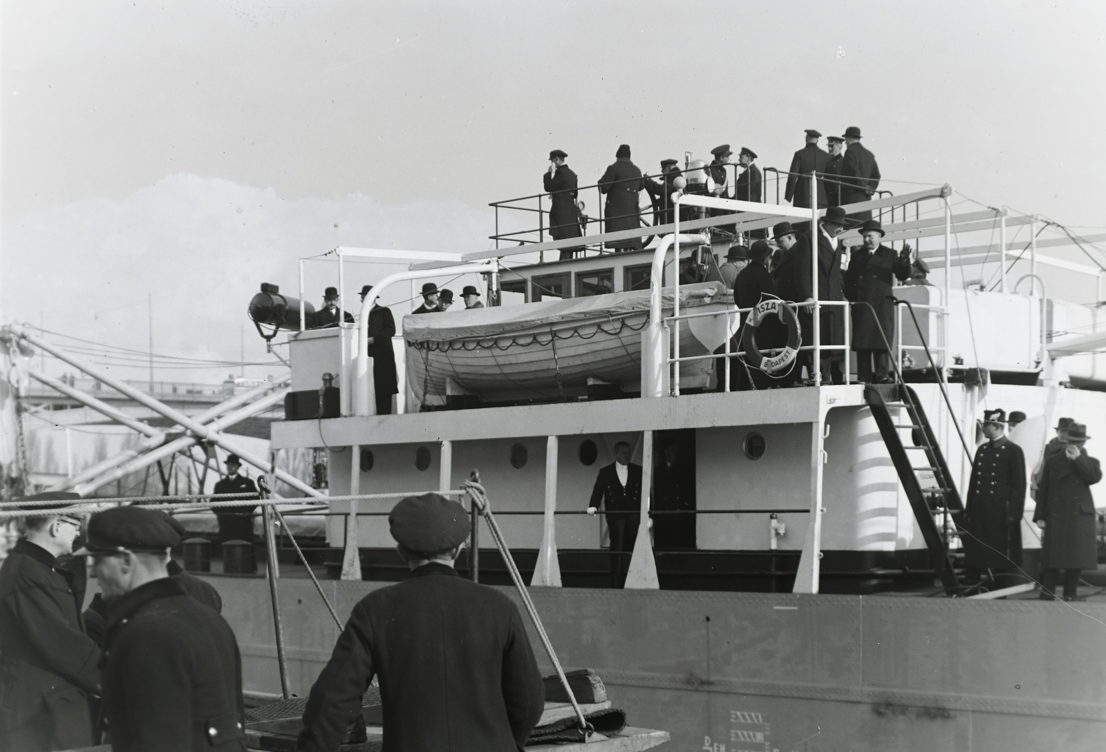 Hungary, Budapest II., Bem József (Pálffy) téri hajóállomás, DTRT Tisza (1937) Duna-tengerjáró áruszállító hajó. A parancsnoki hídon fent jobbról a második Horthy Miklós kormányzó., 1937, Magyar Műszaki és Közlekedési Múzeum / Történeti Fényképek Gyűjteménye / Ganz gyűjtemény, Budapest, Fortepan #122610