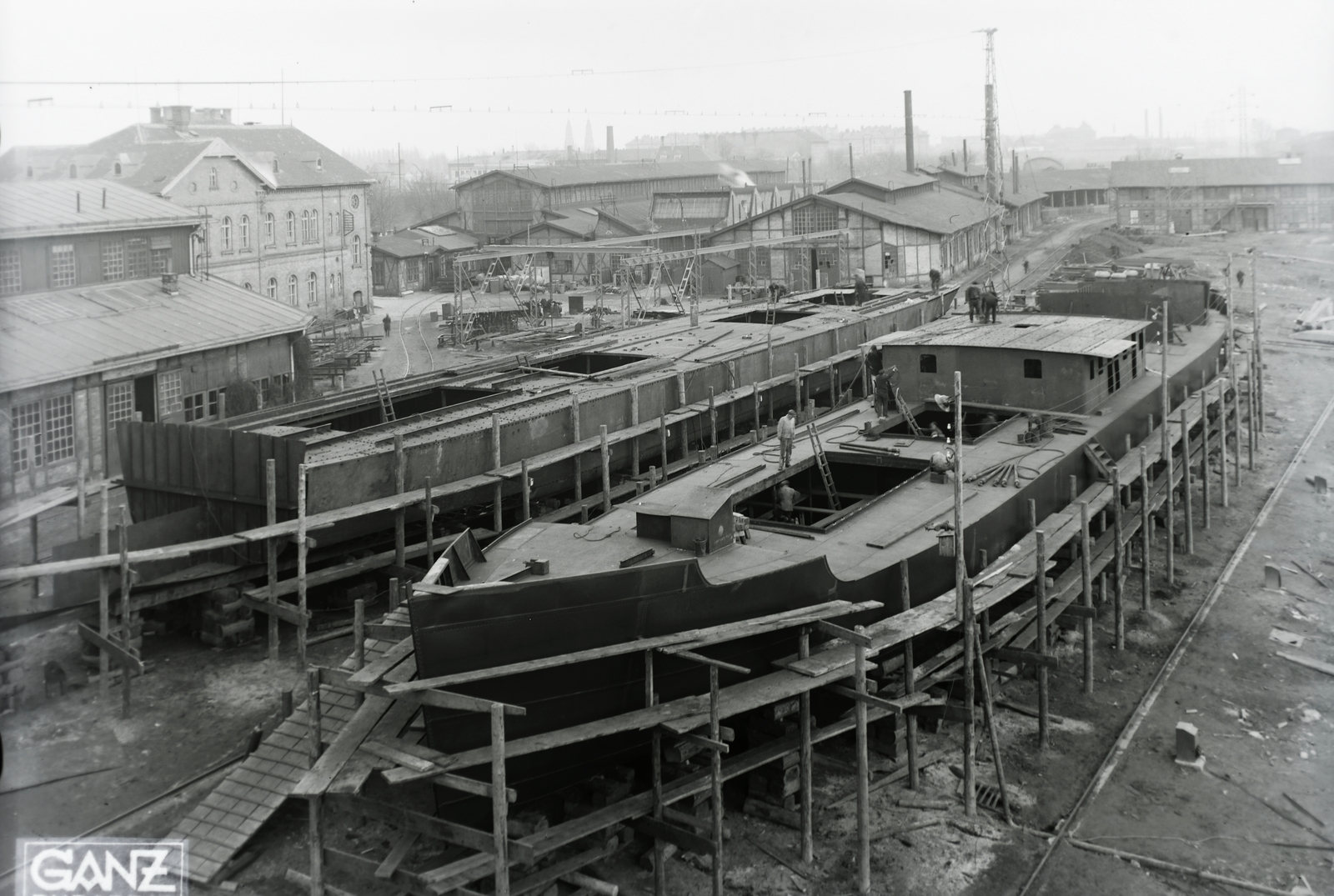 Magyarország, Budapest XIII., Újpesti-öböl, Ganz és Tsa. Villamossági-, Gép-, Waggon- és Hajógyár Rt. MFTR Etele (1937) áruszállító csavaros motorhajó (paklishajó) építése. Leltári jelzet: MMKM TFGY 2017.1.237., 1937, Magyar Műszaki és Közlekedési Múzeum / Történeti Fényképek Gyűjteménye / Ganz gyűjtemény, Budapest, Fortepan #122618