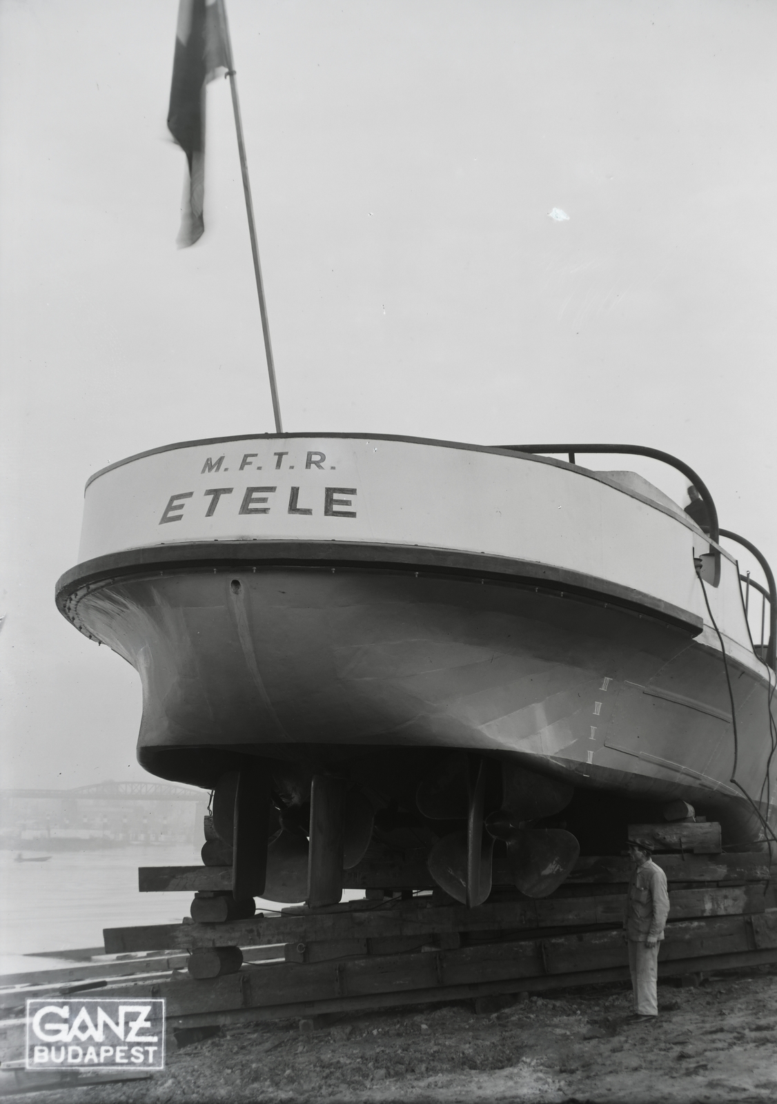 Hungary, Budapest XIII., Újpesti-öböl, Ganz és Tsa. Villamossági-, Gép-, Waggon- és Hajógyár Rt. MFTR Etele (1937) áruszállító csavaros motorhajó (paklishajó) vízrebocsátása előtt. Leltári jelzet: MMKM TFGY 2017.1.240., 1937, Magyar Műszaki és Közlekedési Múzeum / Történeti Fényképek Gyűjteménye / Ganz gyűjtemény, Budapest, Fortepan #122620