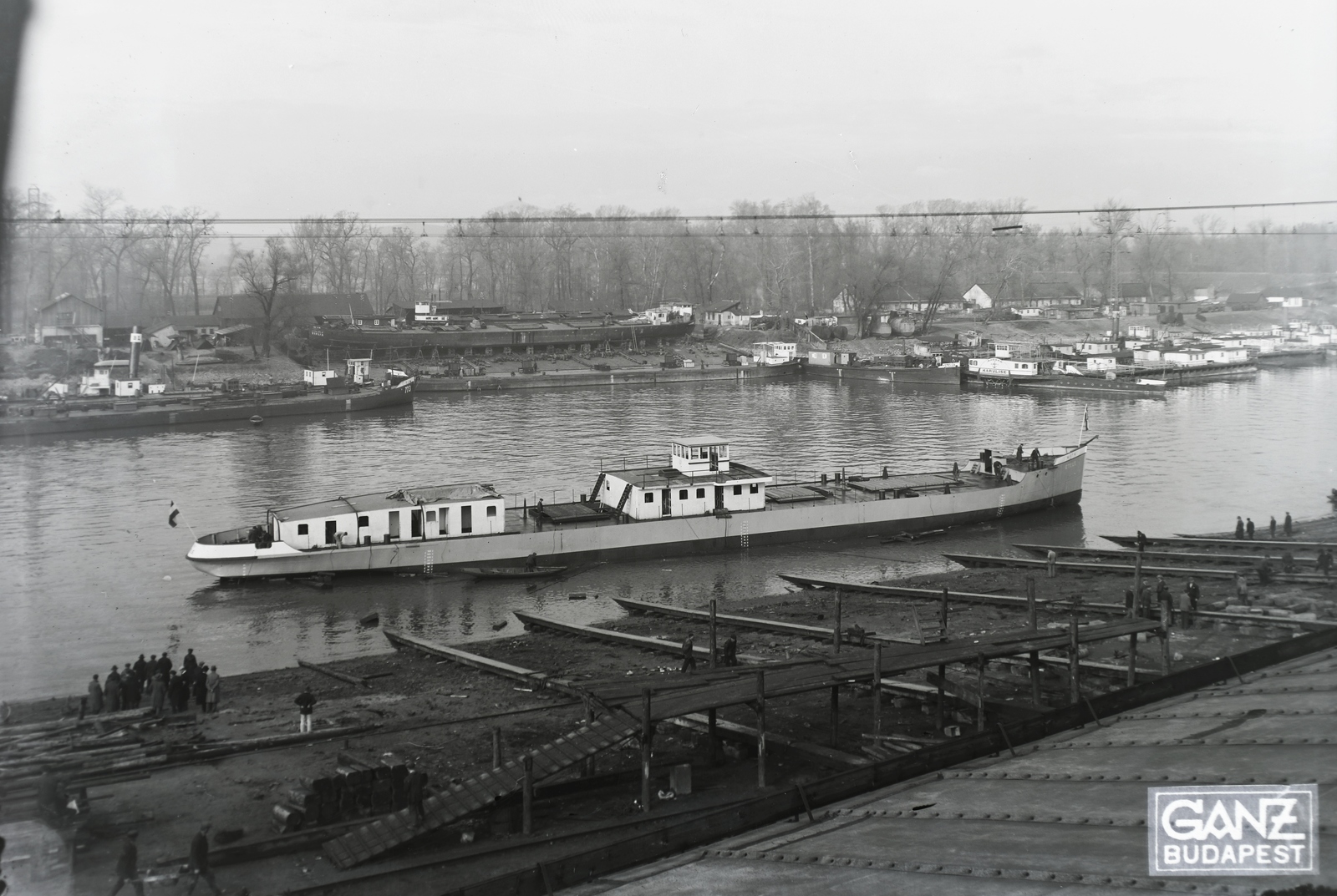 Hungary, Budapest XIII., Újpesti-öböl, Ganz és Tsa. Villamossági-, Gép-, Waggon- és Hajógyár Rt. MFTR Etele (1937) áruszállító csavaros motorhajó (paklishajó) vízrebocsátása. Leltári jelzet: MMKM TFGY 2017.1.244., 1937, Magyar Műszaki és Közlekedési Múzeum / Történeti Fényképek Gyűjteménye / Ganz gyűjtemény, Budapest, Fortepan #122621