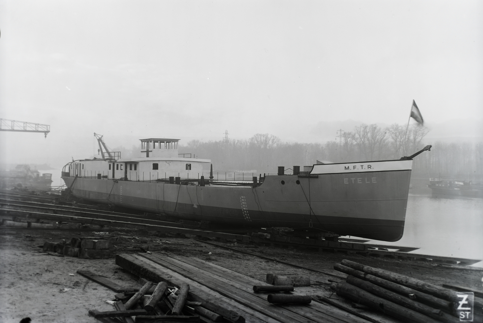 Hungary, Budapest XIII., Újpesti-öböl, Ganz és Tsa. Villamossági-, Gép-, Waggon- és Hajógyár Rt. MFTR Etele (1937) áruszállító csavaros motorhajó (paklishajó) vízrebocsátása. Leltári jelzet: MMKM TFGY 2017.1.245., 1937, Magyar Műszaki és Közlekedési Múzeum / Történeti Fényképek Gyűjteménye / Ganz gyűjtemény, Budapest, Fortepan #122622