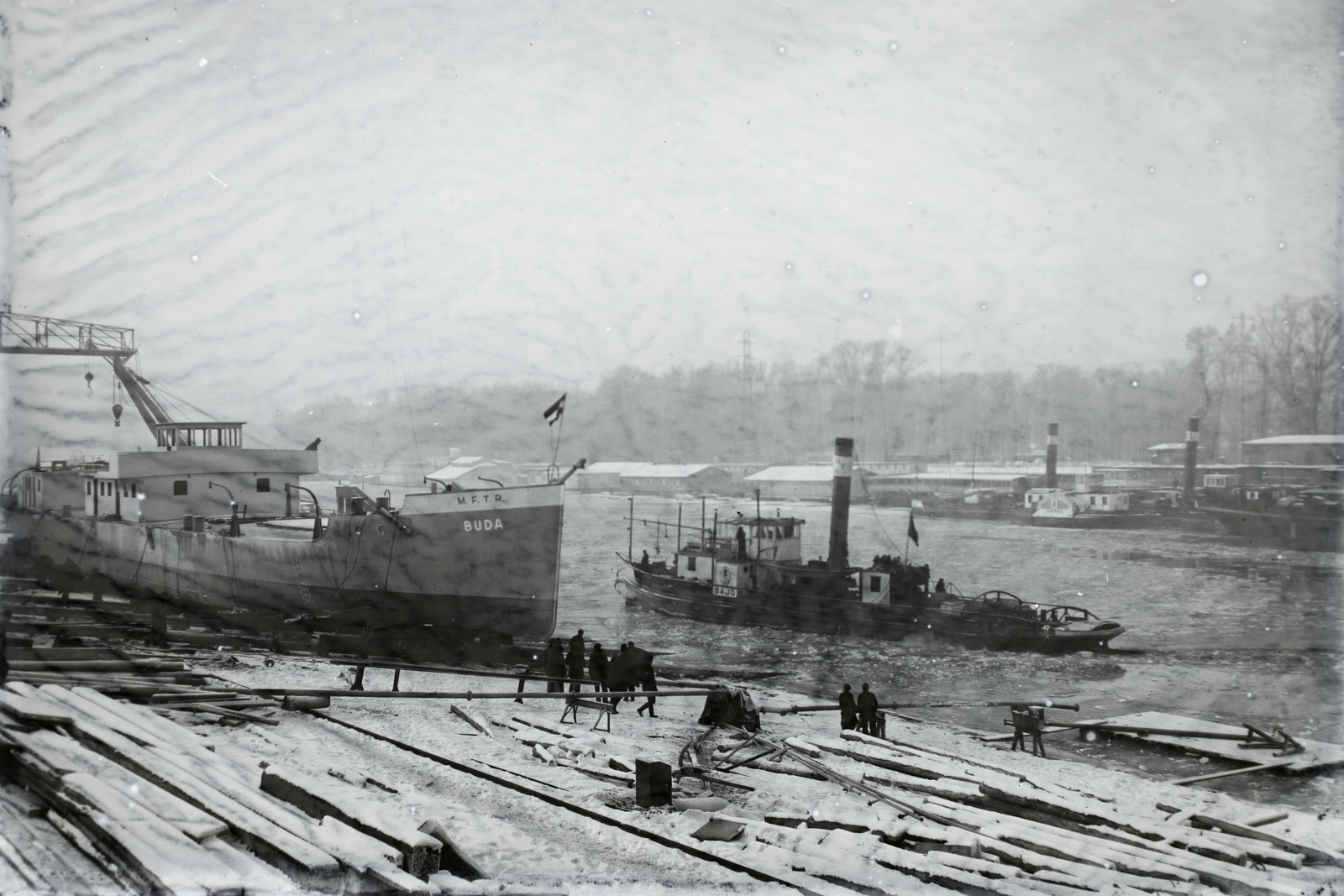 Hungary, Budapest XIII., Újpesti-öböl, Ganz és Tsa. Villamossági-, Gép-, Waggon- és Hajógyár Rt. MFTR Buda (1937) áruszállító csavaros motorhajó (paklishajó) vízrebocsátása előtt. Háttérben MFTR Sajó (1884) vontató csavaros gőzhajó. Leltári jelzet: MMKM TFGY 2017.1.256., 1937, Magyar Műszaki és Közlekedési Múzeum / Történeti Fényképek Gyűjteménye / Ganz gyűjtemény, Budapest, Buda ship, Fortepan #122629