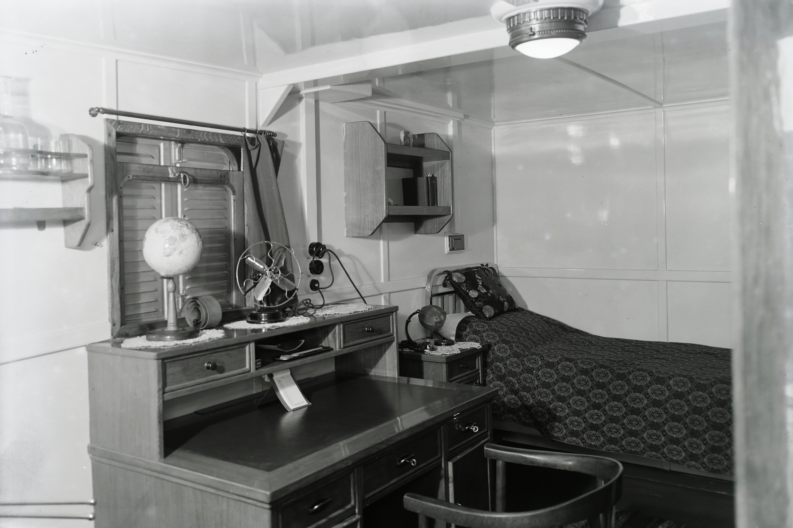 Hungary, »MFTR ETELE (1937) áruszállító csavaros motorhajó (paklishajó); tiszti szoba.« Leltári jelzet: MMKM TFGY 2017.1.272., 1938, Magyar Műszaki és Közlekedési Múzeum / Történeti Fényképek Gyűjteménye / Ganz gyűjtemény, fan, globe, vehicle interior, Fortepan #122638