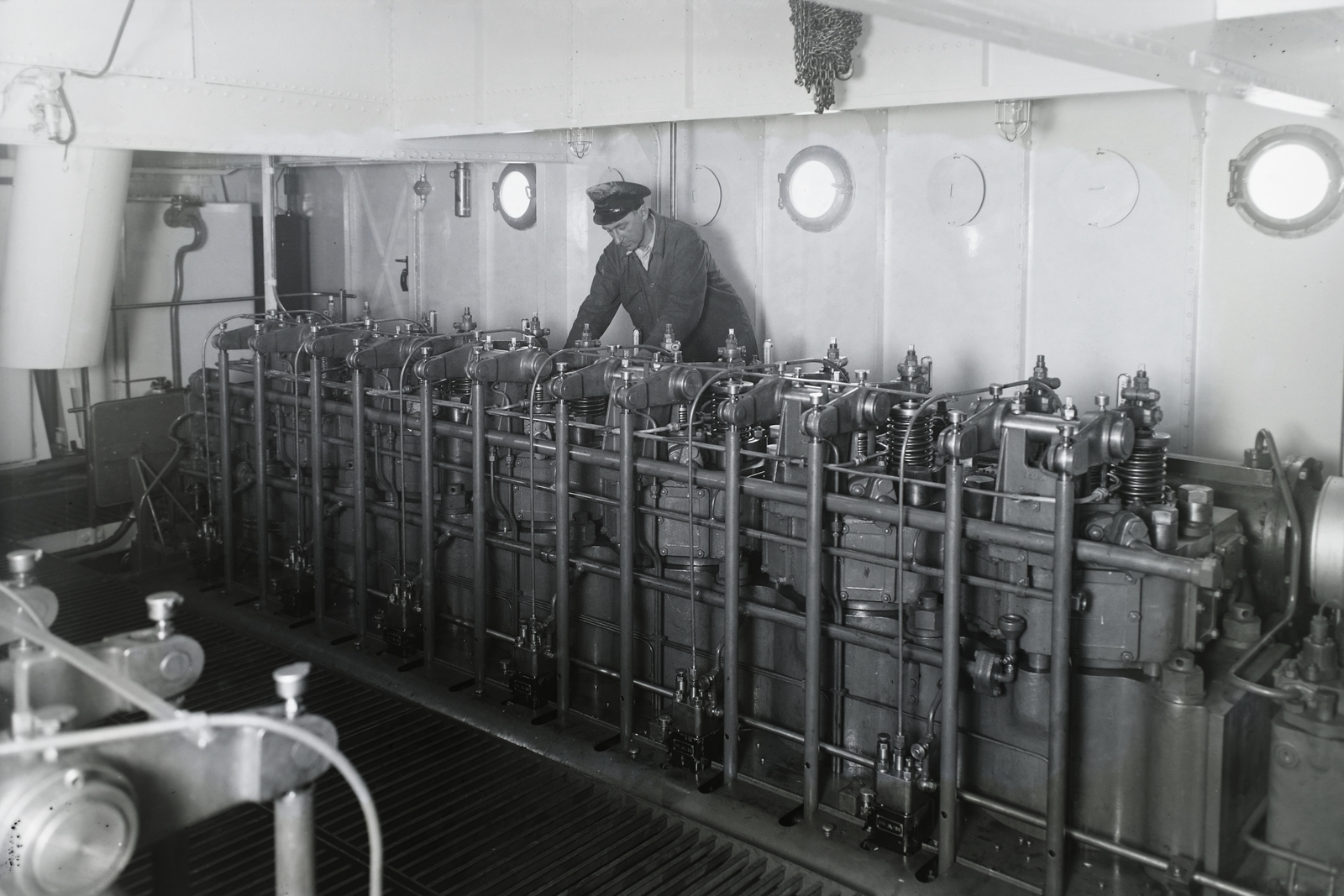 Hungary, »IIWC DANUBE SHELL III olajszállító motoros tankhajó; gépház.« Leltári jelzet: MMKM TFGY 2017.1.299., 1938, Magyar Műszaki és Közlekedési Múzeum / Történeti Fényképek Gyűjteménye / Ganz gyűjtemény, machinist, workplace, Fortepan #122651