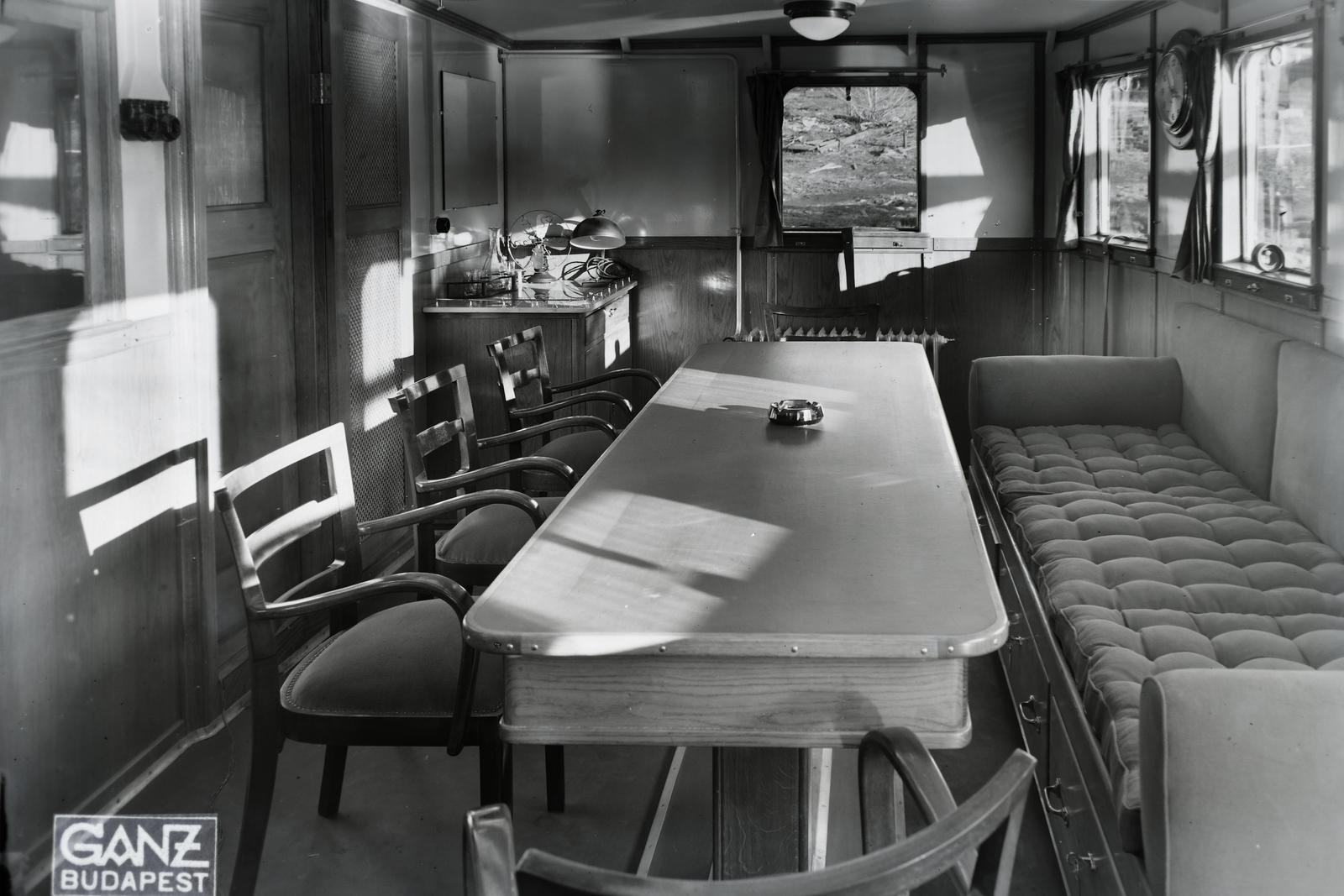 Hungary, »IIWC DANUBE SHELL III olajszállító motoros tankhajó; tiszti ebédlő.« Leltári jelzet: MMKM TFGY 2017.1.305., 1938, Magyar Műszaki és Közlekedési Múzeum / Történeti Fényképek Gyűjteménye / Ganz gyűjtemény, vehicle interior, Ganz-brand, Fortepan #122655