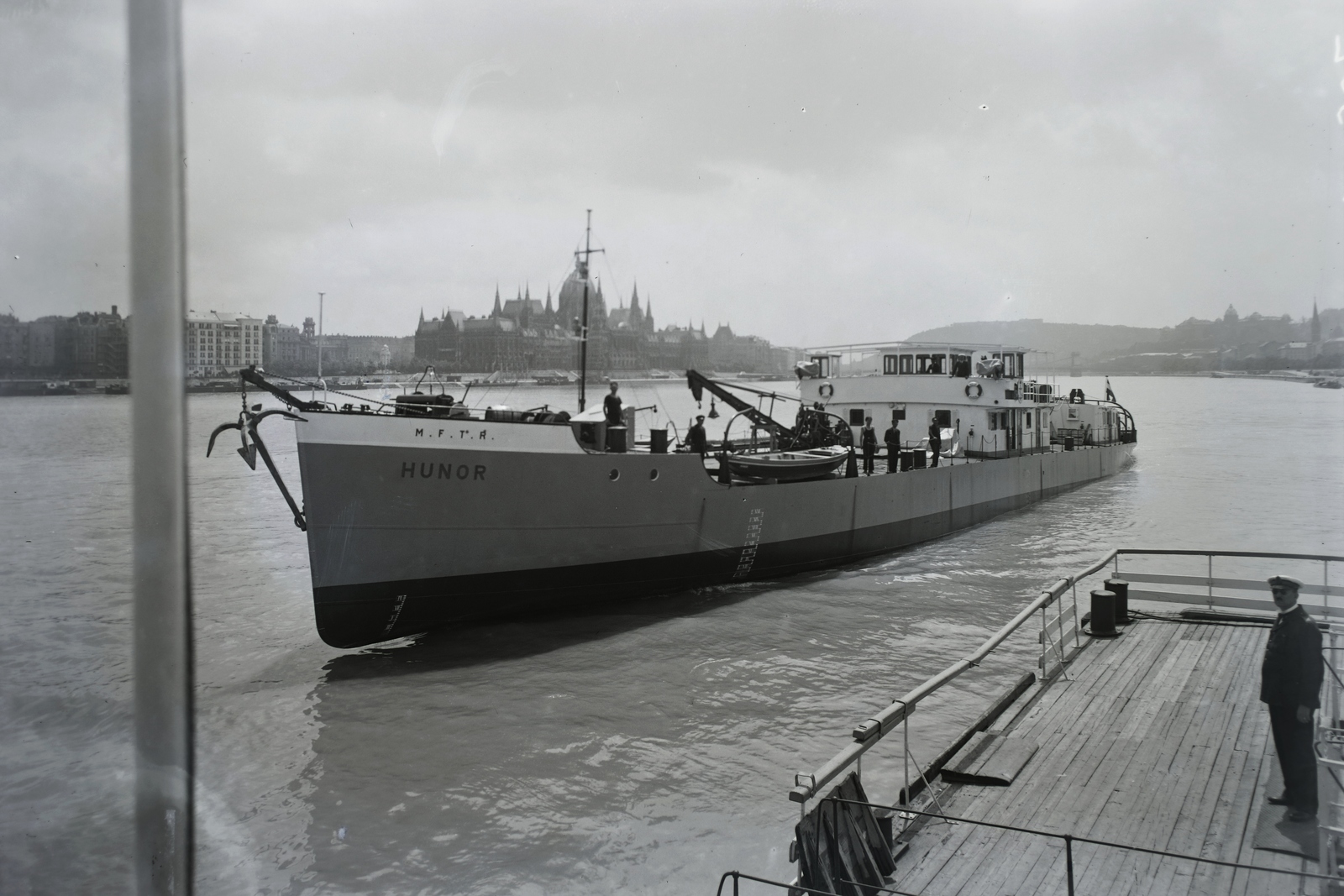 Magyarország, Budapest II.,Budapest V., Pálffy tér hajóállomás, MFTR Hunor (1938) áruszállító csavaros motorhajó (paklishajó) a Dunán. Háttérben a Parlament., 1938, Magyar Műszaki és Közlekedési Múzeum / Történeti Fényképek Gyűjteménye / Ganz gyűjtemény, Budapest, Fortepan #122673