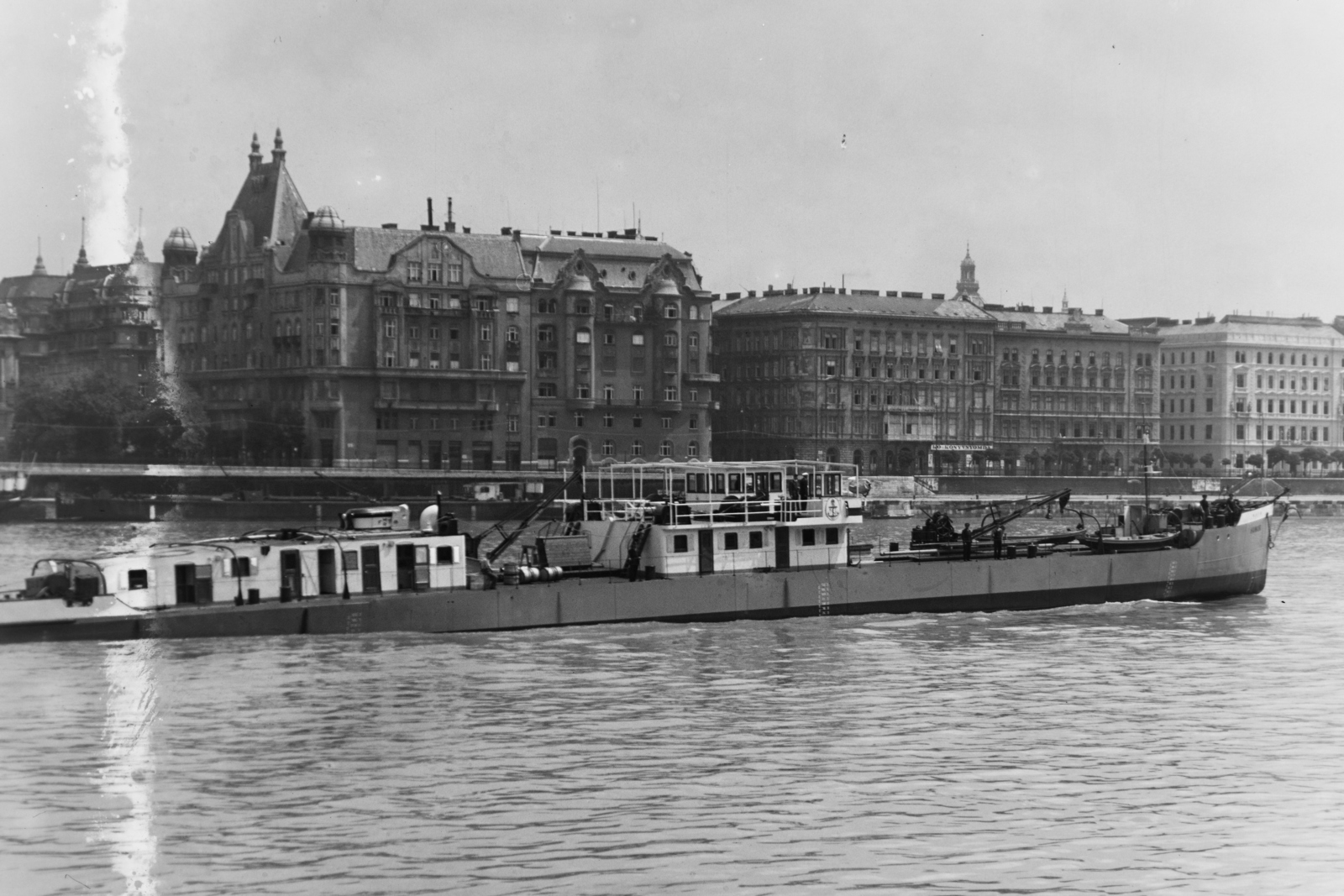 Magyarország, Budapest V., MFTR Hunor (1938) áruszállító csavaros motorhajó (paklishajó) a Dunán. Háttérben balra a Kossuth Lajos tér, jobbra a Széchenyi rakpart házsora., 1938, Magyar Műszaki és Közlekedési Múzeum / Történeti Fényképek Gyűjteménye / Ganz gyűjtemény, Budapest, Fortepan #122675