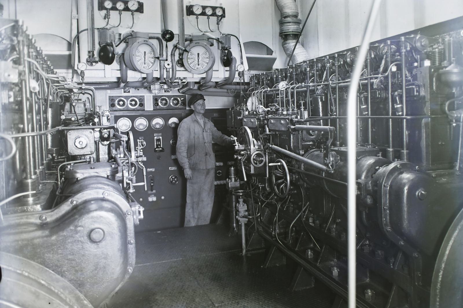 Hungary, Budapest XIII., Újpesti-öböl, Ganz és Tsa. Villamossági-, Gép-, Waggon- és Hajógyár Rt., az MFTR Hunor (1938) áruszállító csavaros motorhajó (paklishajó) gépháza. Leltári jelzet: MMKM TFGY 2017.1.339., 1938, Magyar Műszaki és Közlekedési Múzeum / Történeti Fényképek Gyűjteménye / Ganz gyűjtemény, Budapest, Fortepan #122677