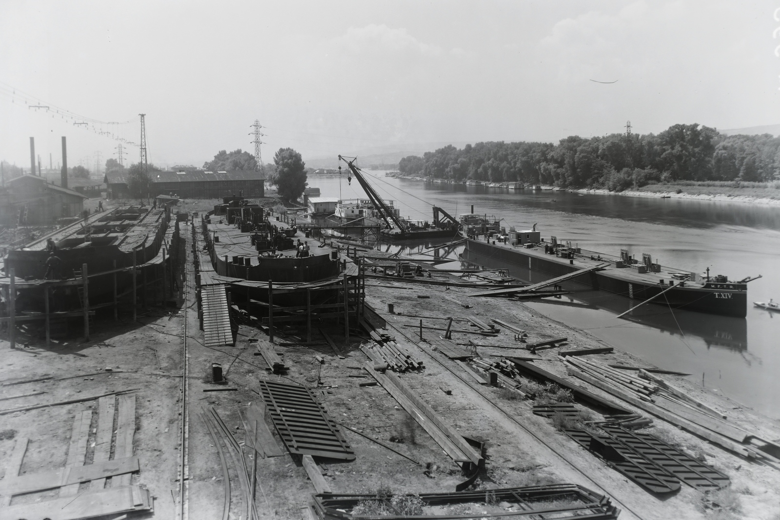 Hungary, »MFTR "T. XIV." tankuszály /ép. 1938/ Épülő tankuszály, épülő uszály, ÚJPEST (1906) úszódaru, mögötte SZÉCHENYI.« Leltári jelzet: MMKM TFGY 2017.1.346., 1938, Magyar Műszaki és Közlekedési Múzeum / Történeti Fényképek Gyűjteménye / Ganz gyűjtemény, barge, dredge, Fortepan #122683