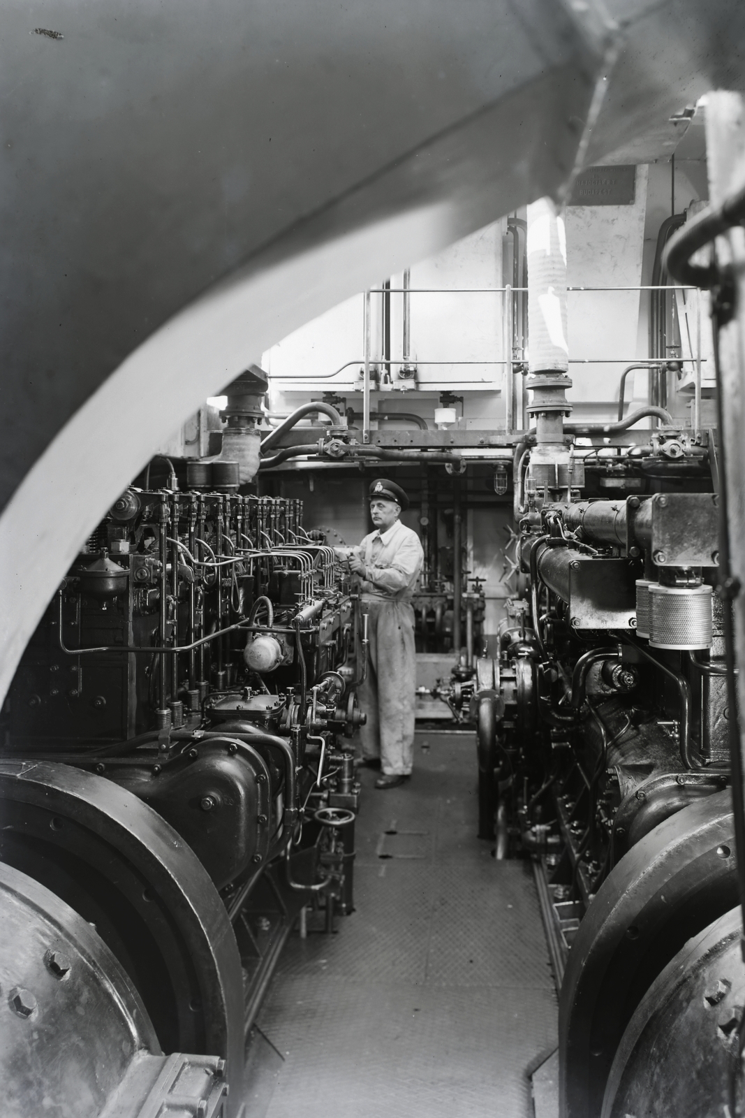 Hungary, »MFTR SZÉCHENYI (1938) vontató dízel-elektromos motorhajó; gépház.« Leltári jelzet: MMKM TFGY 2017.1.365., 1938, Magyar Műszaki és Közlekedési Múzeum / Történeti Fényképek Gyűjteménye / Ganz gyűjtemény, machinist, engine room, Fortepan #122695