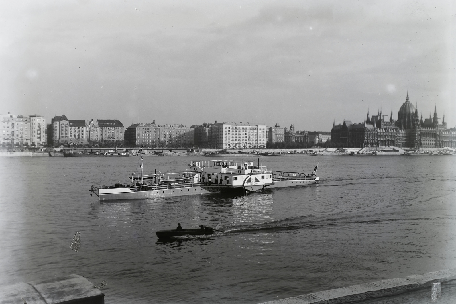 Hungary, Budapest V.,Budapest II., az MFTR Széchenyi dízel-elektromos lapátkerekes vontatóhajó próbaútján a Bem József (Pálffy) téri hajóállomásnál, háttérben balra a Balassi Bálint (Személynök) utca épületei, jobbra a Parlament. A felvétel 1938. szeptember 20-án készült., 1938, Magyar Műszaki és Közlekedési Múzeum / Történeti Fényképek Gyűjteménye / Ganz gyűjtemény, Budapest, Széchenyi-ship, Fortepan #122700