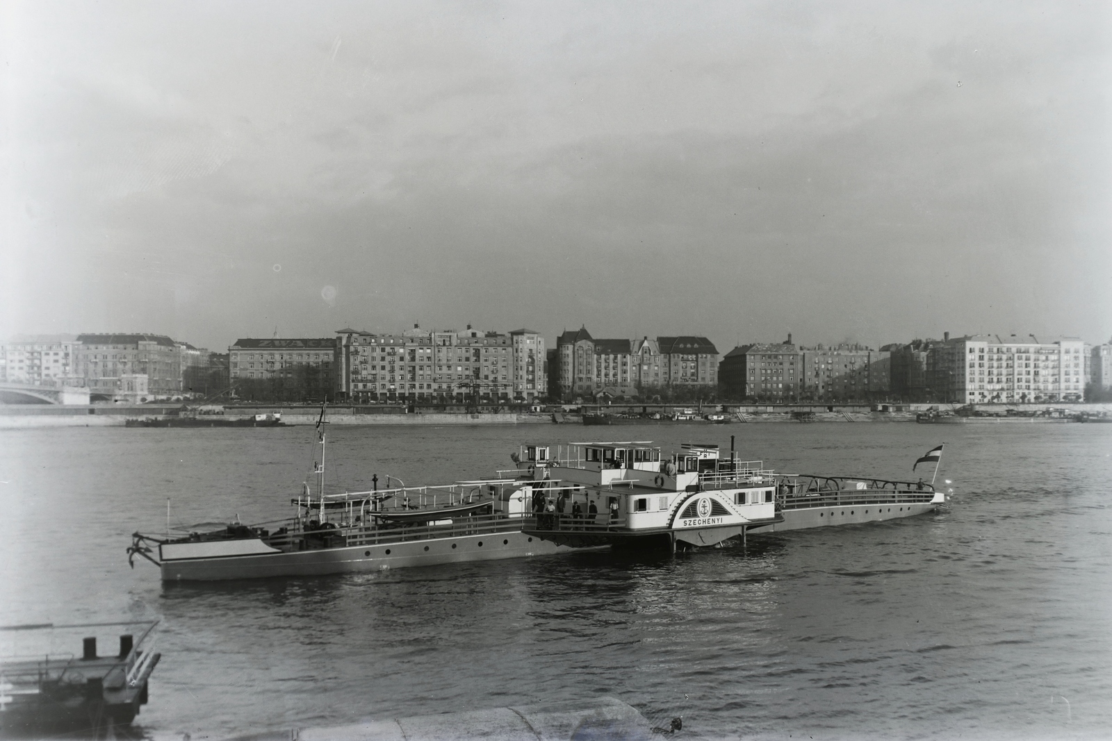Hungary, Budapest V.,Budapest II., az MFTR Széchenyi dízel-elektromos lapátkerekes vontatóhajó próbaútján a Bem József (Pálffy) téri hajóállomásnál, háttérben a Jászai Mari (Rudolf trónörökös) tér és a Balassi Bálint (Személynök) utca épületei. A felvétel 1938. szeptember 20-án készült. Leltári jelzet: MMKM TFGY 2017.1.379., 1938, Magyar Műszaki és Közlekedési Múzeum / Történeti Fényképek Gyűjteménye / Ganz gyűjtemény, Budapest, Széchenyi-ship, Fortepan #122701