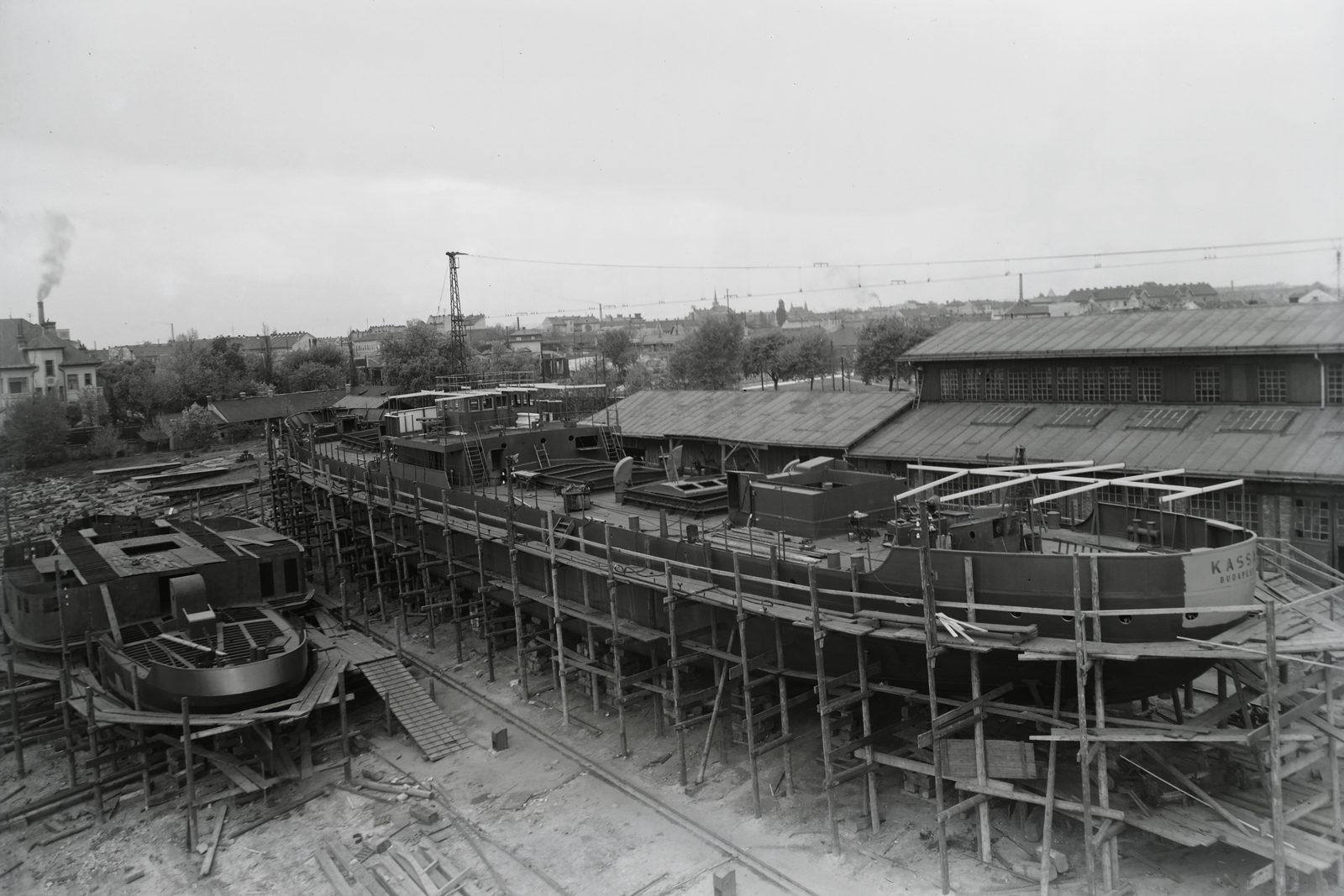 Magyarország, Budapest XIII., Újpesti-öböl, Ganz és Tsa. Villamossági-, Gép-, Waggon- és Hajógyár Rt. A sólyán az épülő DTRT Kassa (1939) Duna-tengerjáró áruszállító hajó, balra az MFTR Verecke (1939). Leltári jelzet: MMKM TFGY 2017.1.397., 1939, Magyar Műszaki és Közlekedési Múzeum / Történeti Fényképek Gyűjteménye / Ganz gyűjtemény, Budapest, Fortepan #122710